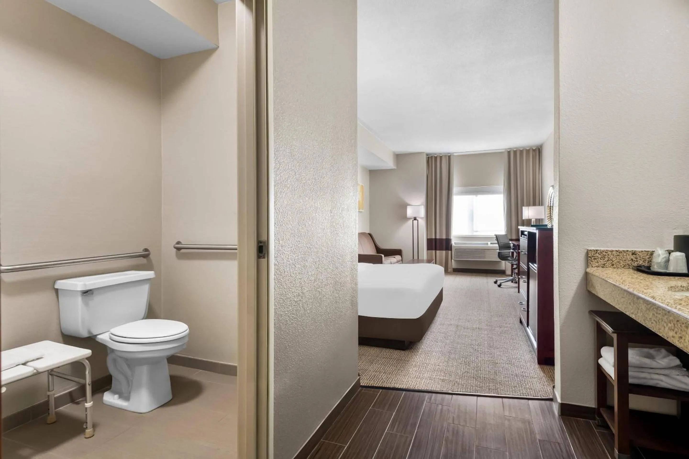 Bedroom, Bed in Comfort Inn & Suites North East