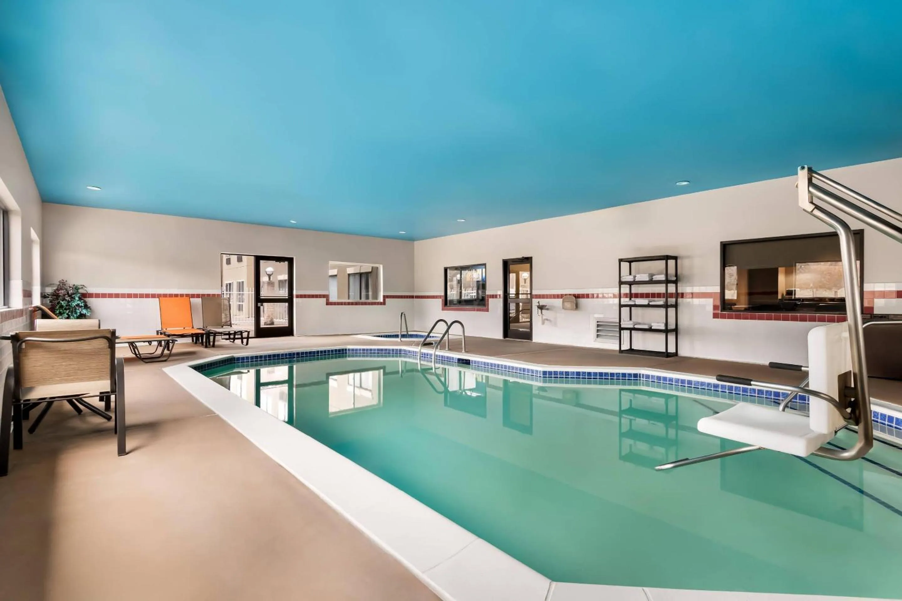 Swimming pool in Comfort Inn & Suites North East