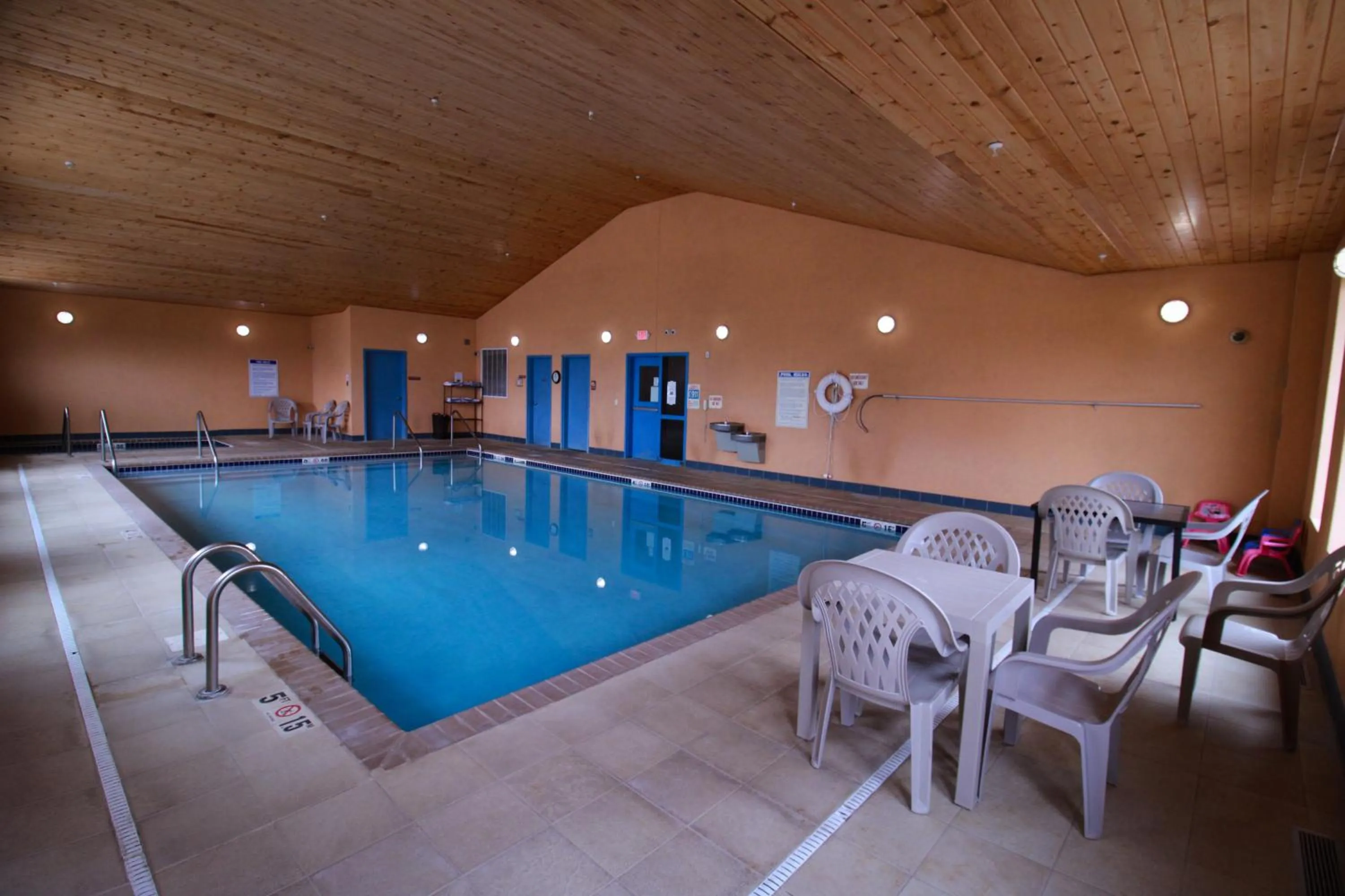 Swimming pool in Canby Inn and Suites