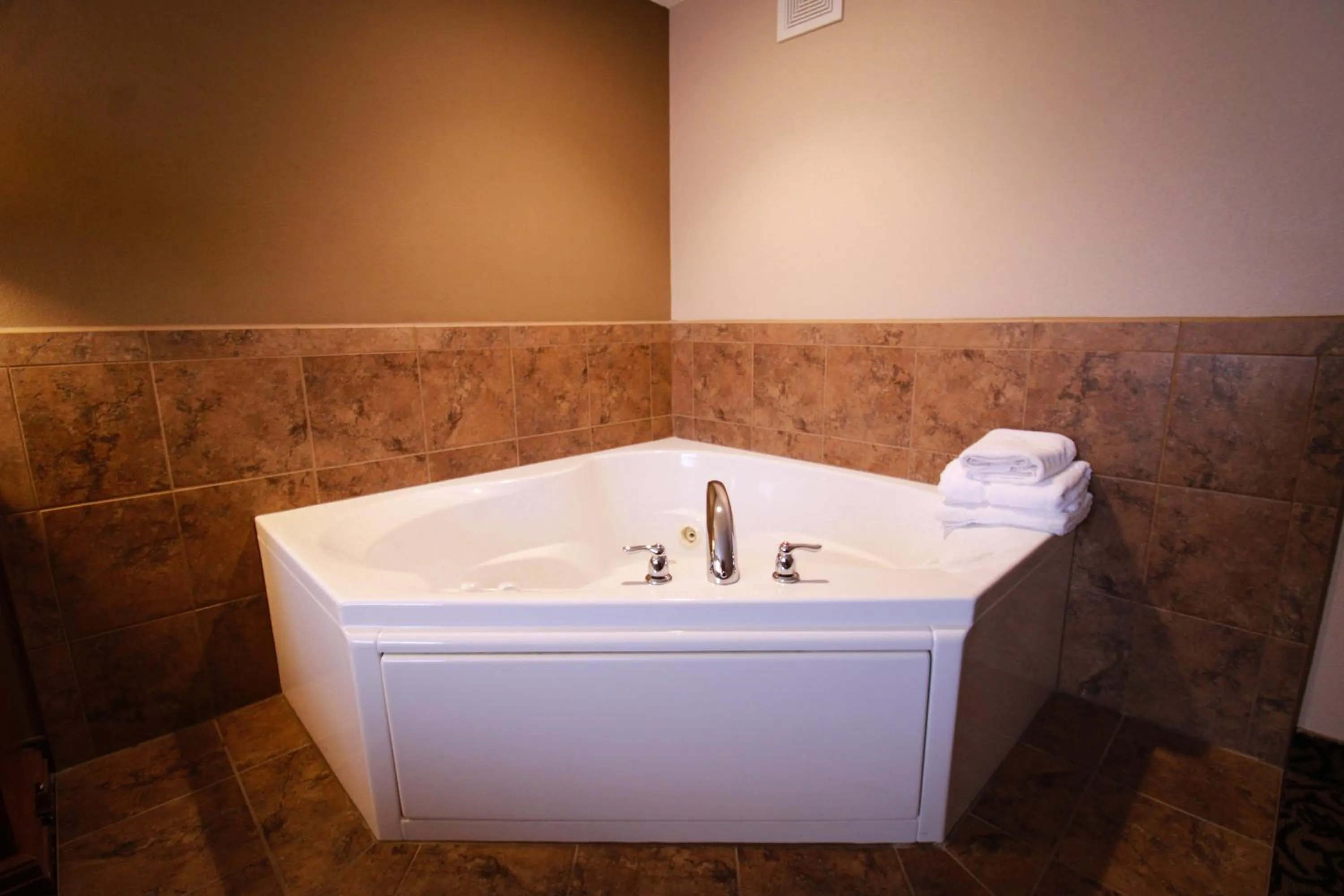 Hot Tub in Canby Inn and Suites