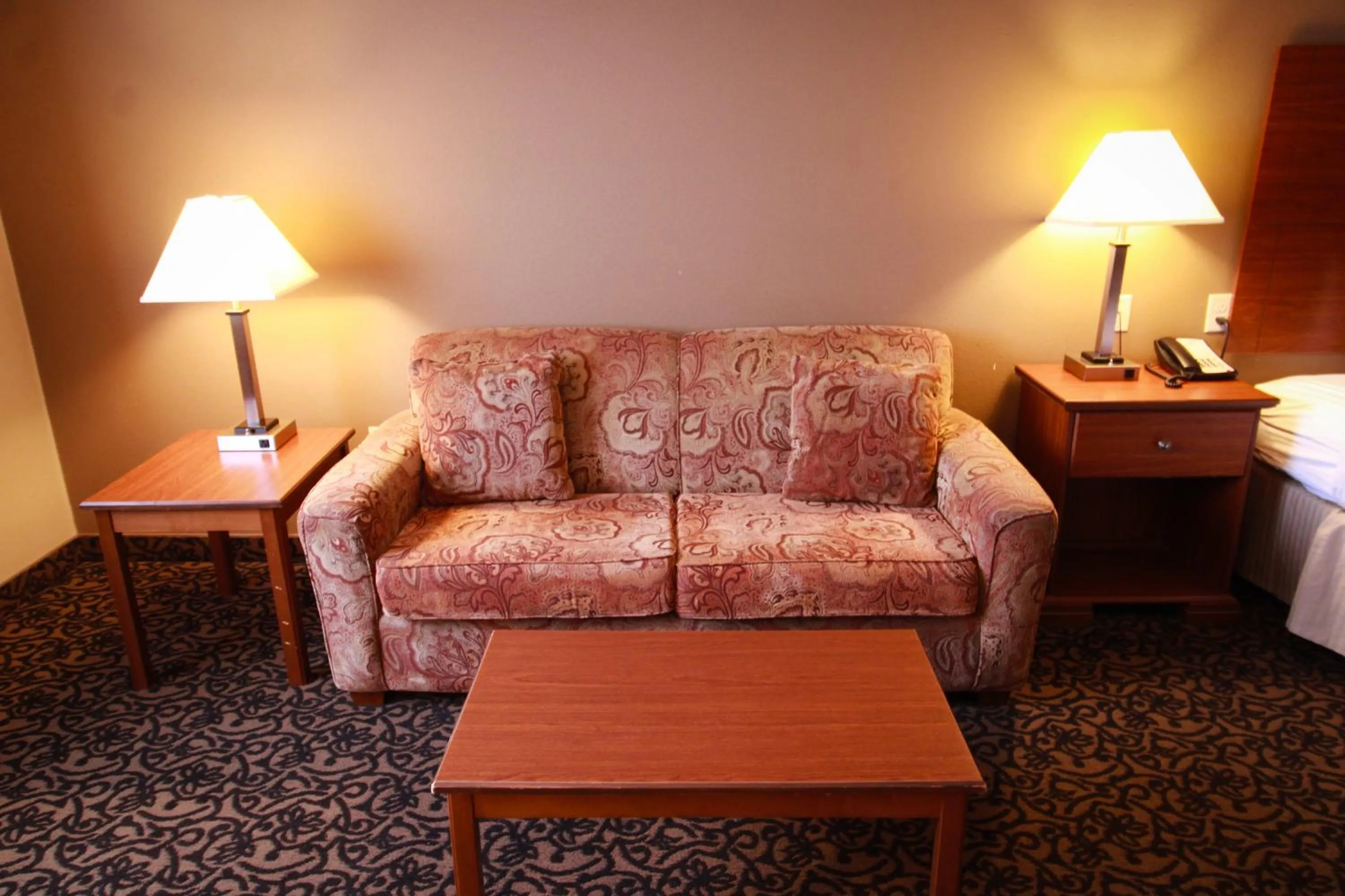 Seating area in Canby Inn and Suites