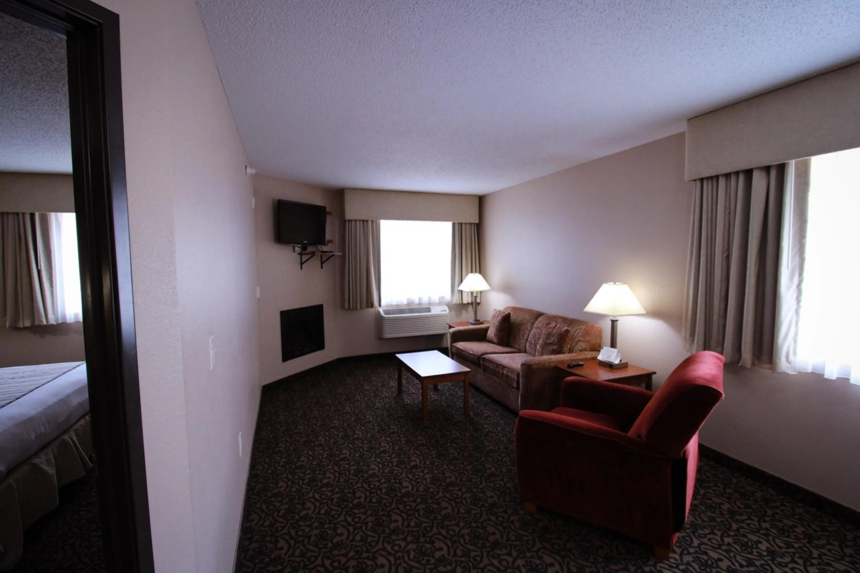 Living room, Bed in Canby Inn and Suites