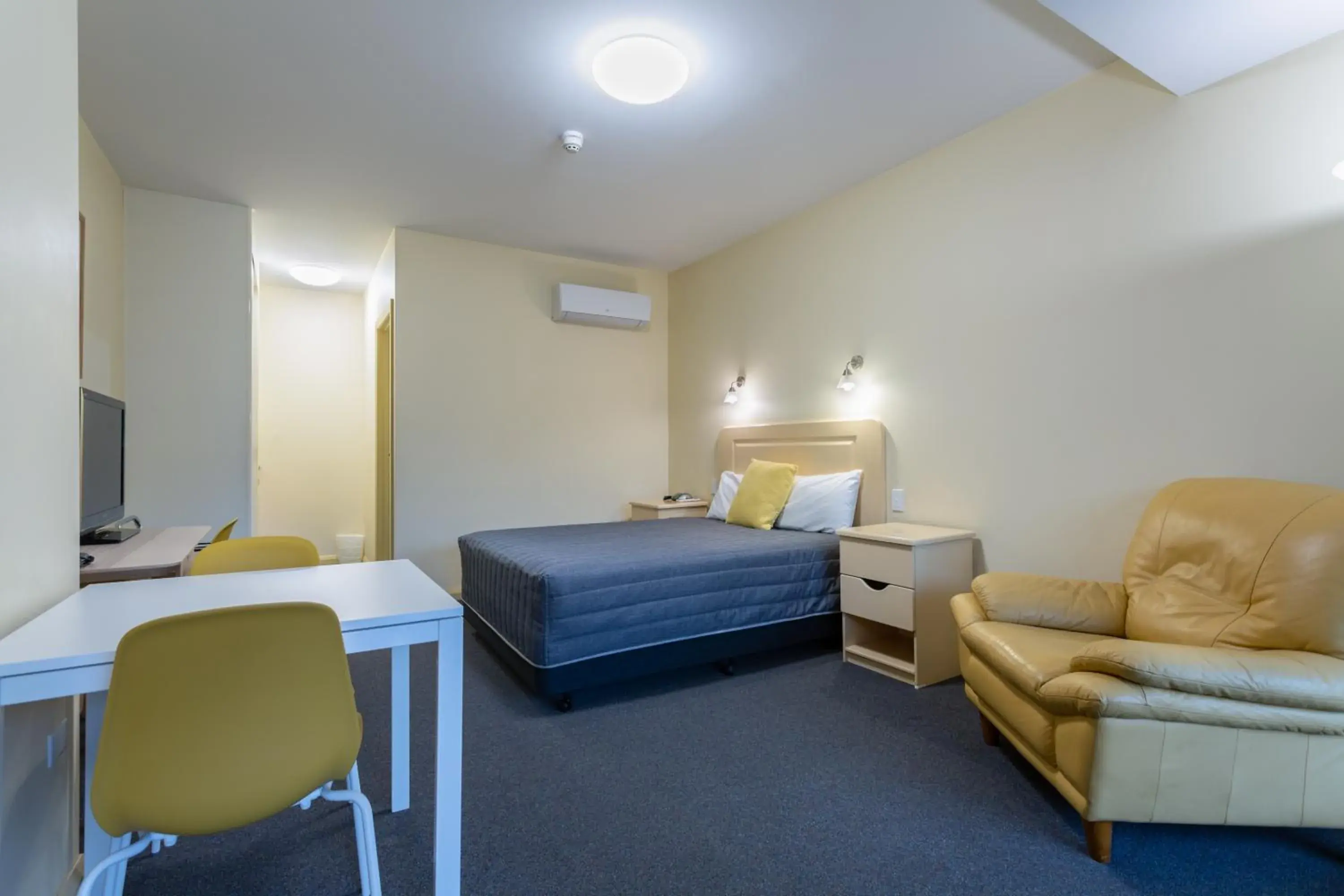 Photo of the whole room, Bed in Mayfair Plaza Motel and Apartments Photo of the whole room, Bed in Mayfair Plaza Motel and Apartments