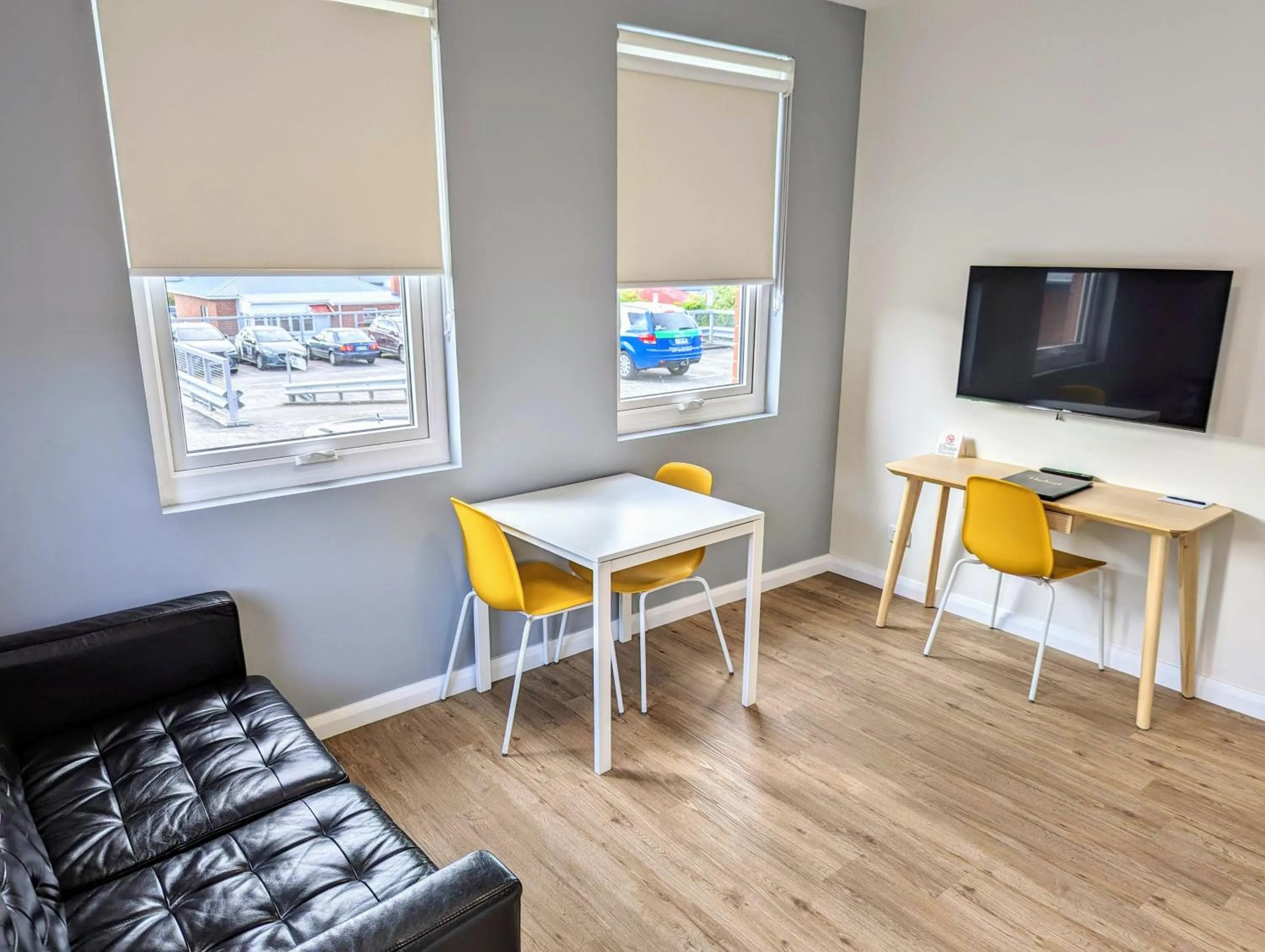 TV and multimedia in Mayfair Plaza Motel and Apartments