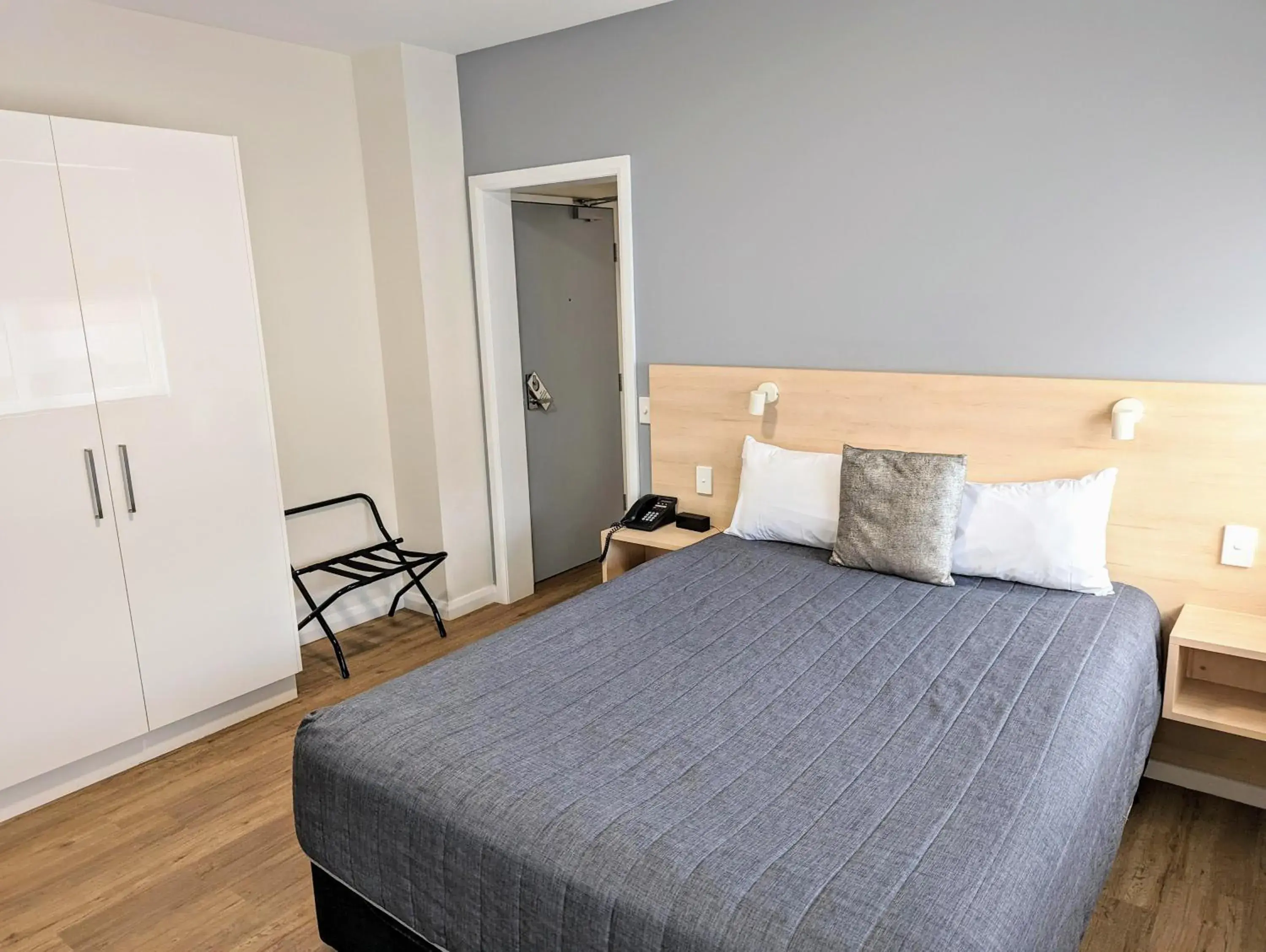 Bed in Mayfair Plaza Motel and Apartments Bed in Mayfair Plaza Motel and Apartments