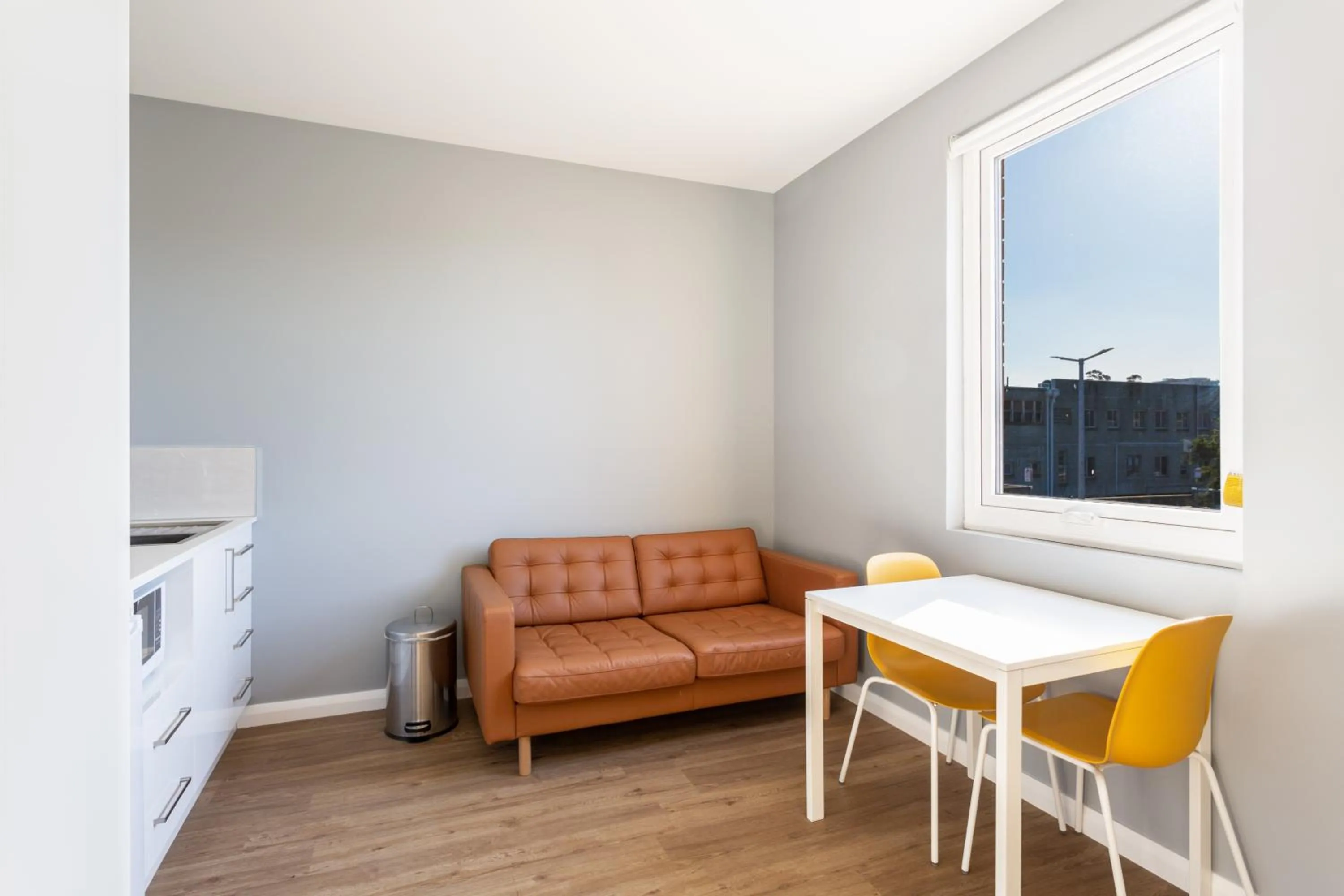 Seating area in Mayfair Plaza Motel and Apartments