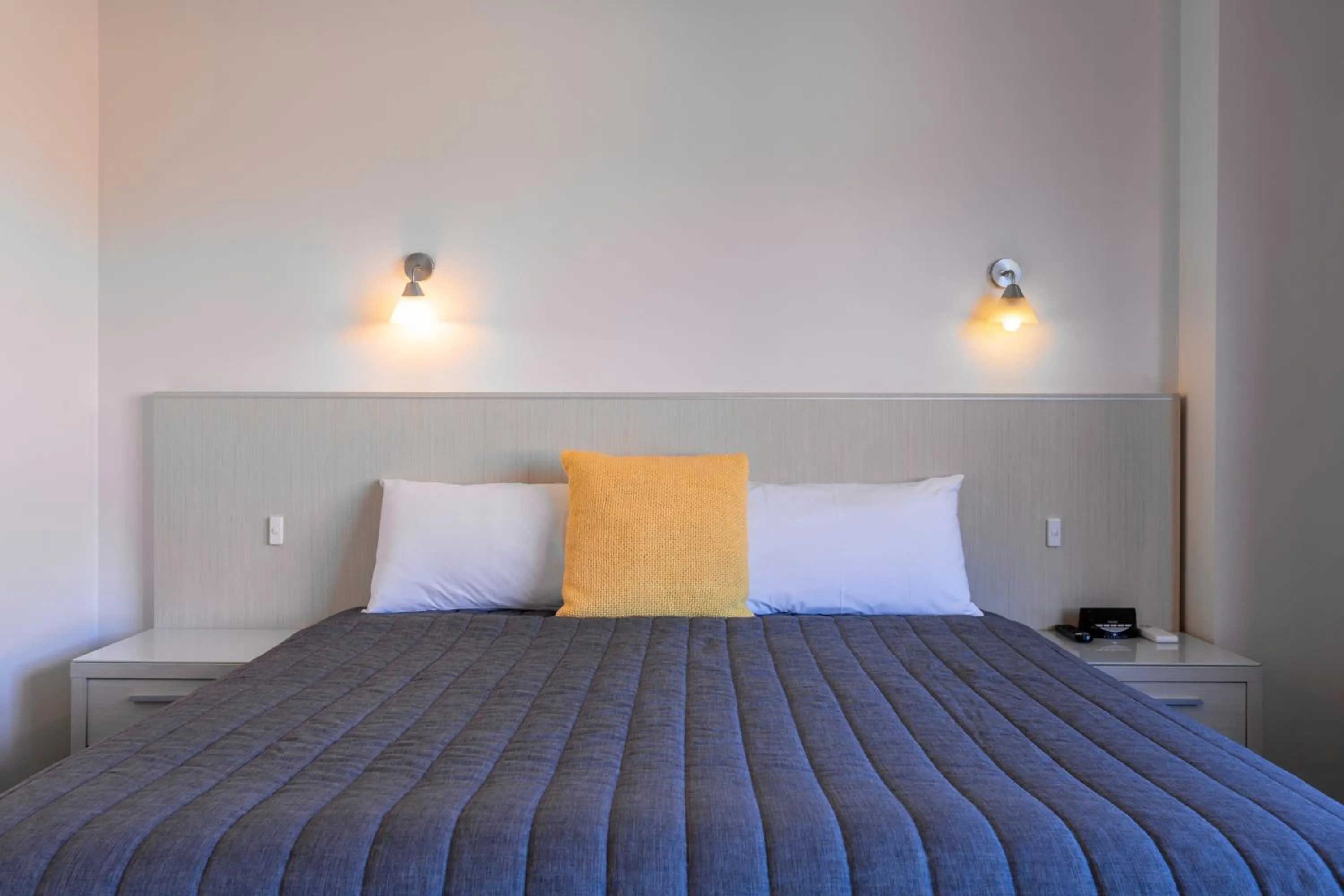 Bed in Mayfair Plaza Motel and Apartments