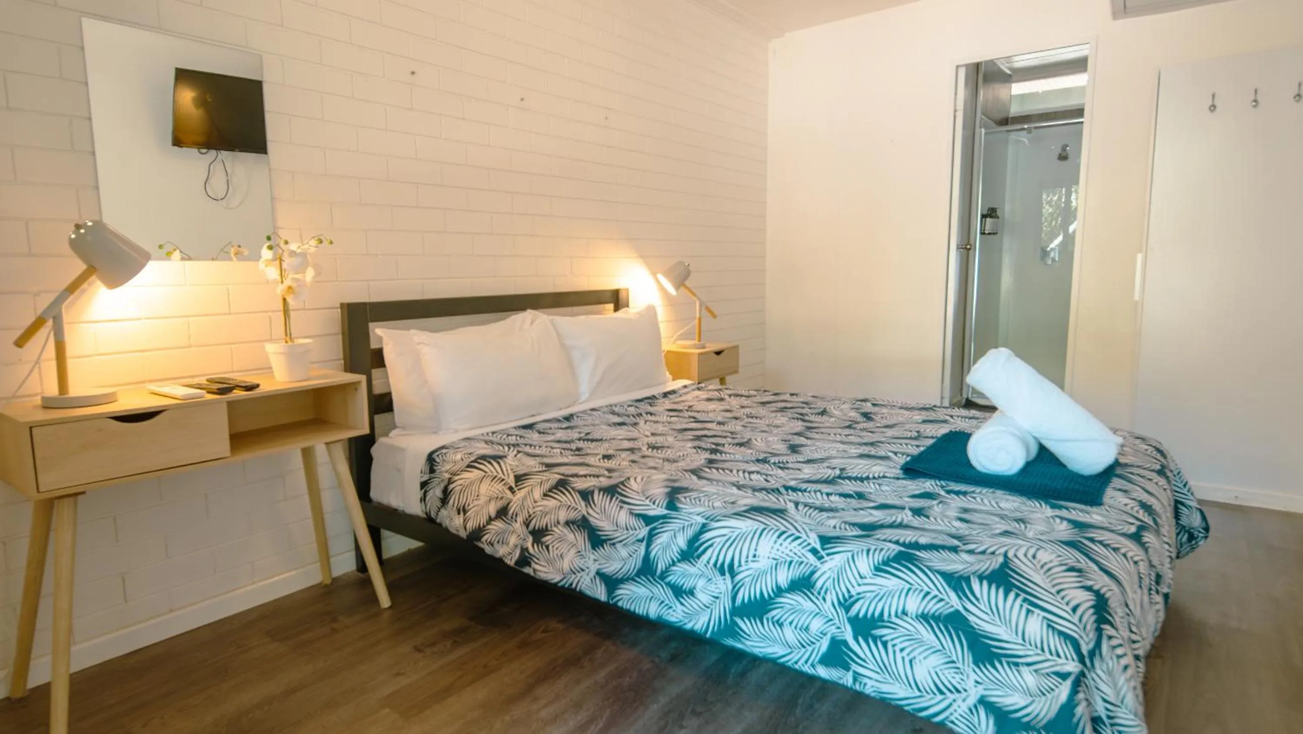 Double Room with Shared Bathroom in Nomads Noosa