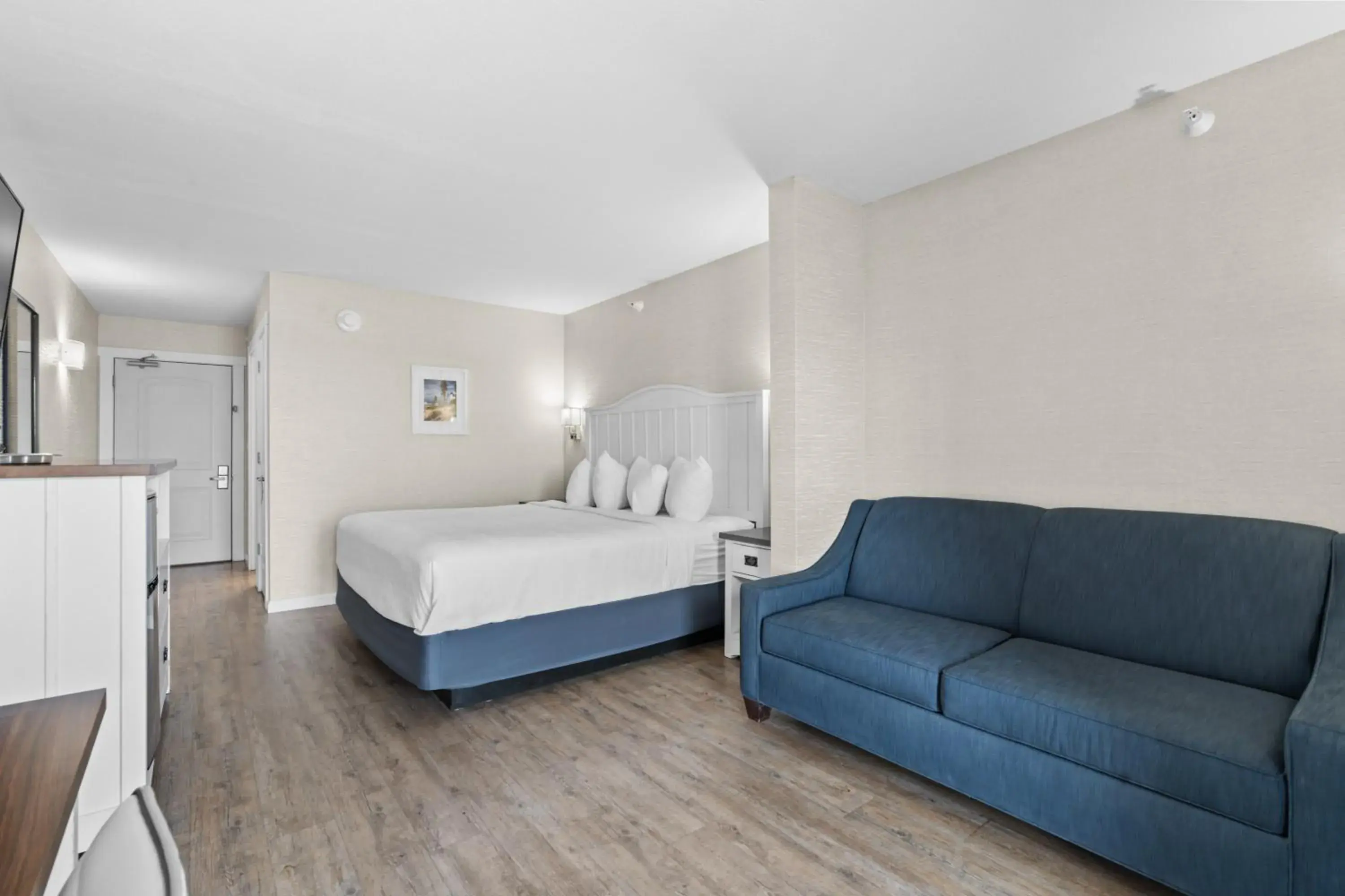 Beach View Balcony King with Sleeper Sofa in The Baywatch Resort Beach View Balcony King with Sleeper Sofa in The Baywatch Resort