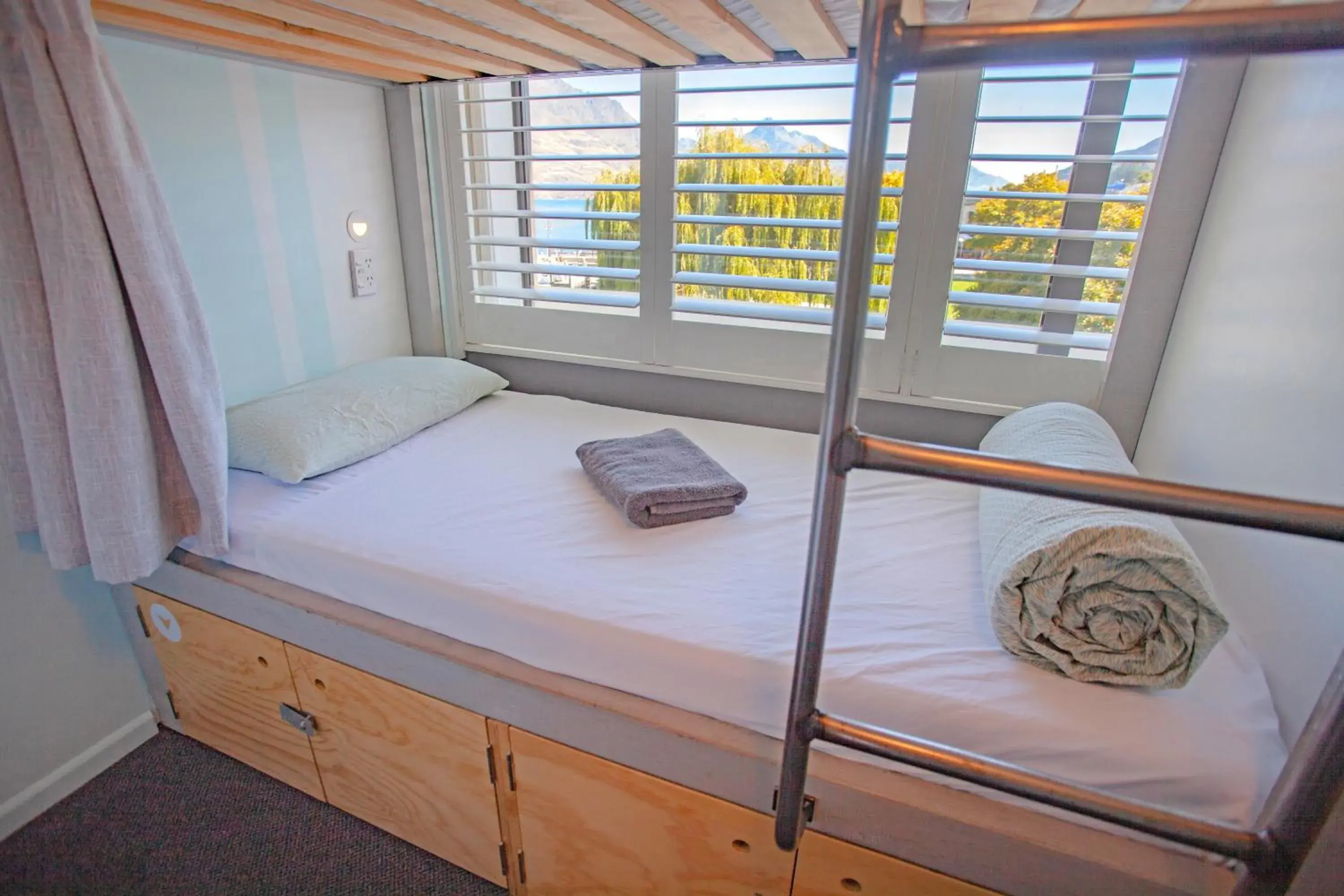 Private En-Suite Room for 6 People in Absoloot Hostel Queenstown Private En-Suite Room for 6 People in Absoloot Hostel Queenstown