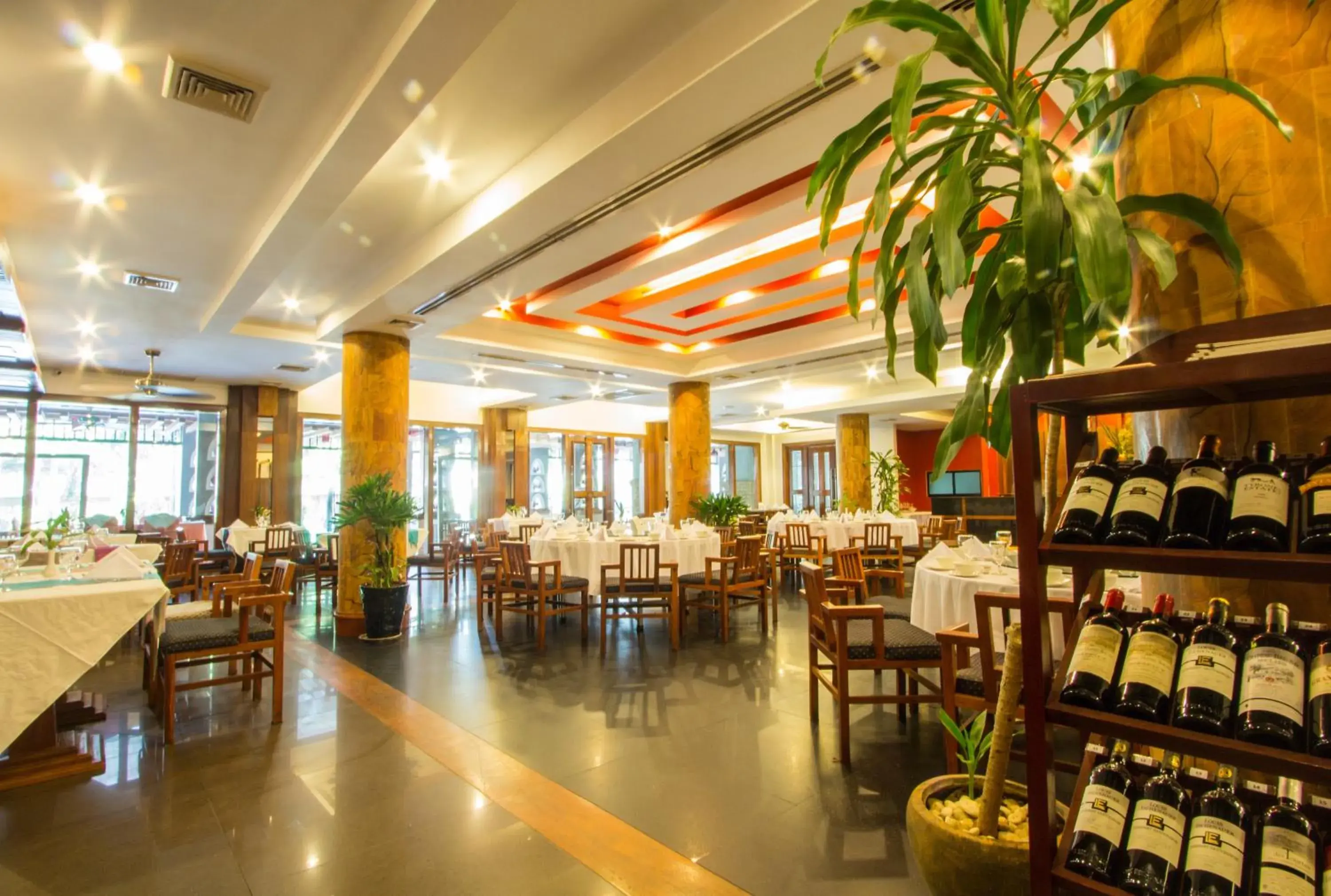 Restaurant/places to eat in Royal Empire Hotel Restaurant/places to eat in Royal Empire Hotel