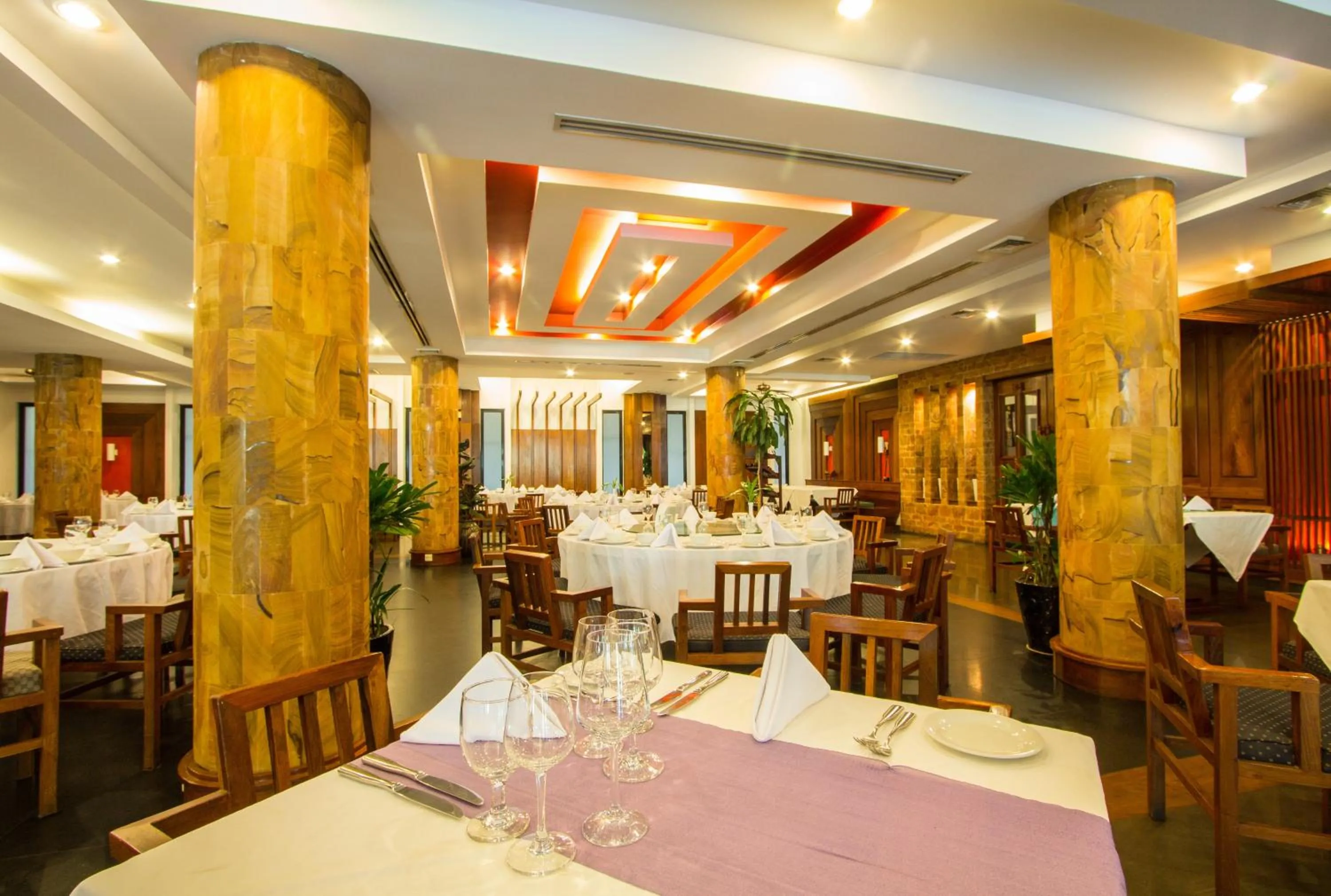 Restaurant/places to eat in Royal Empire Hotel