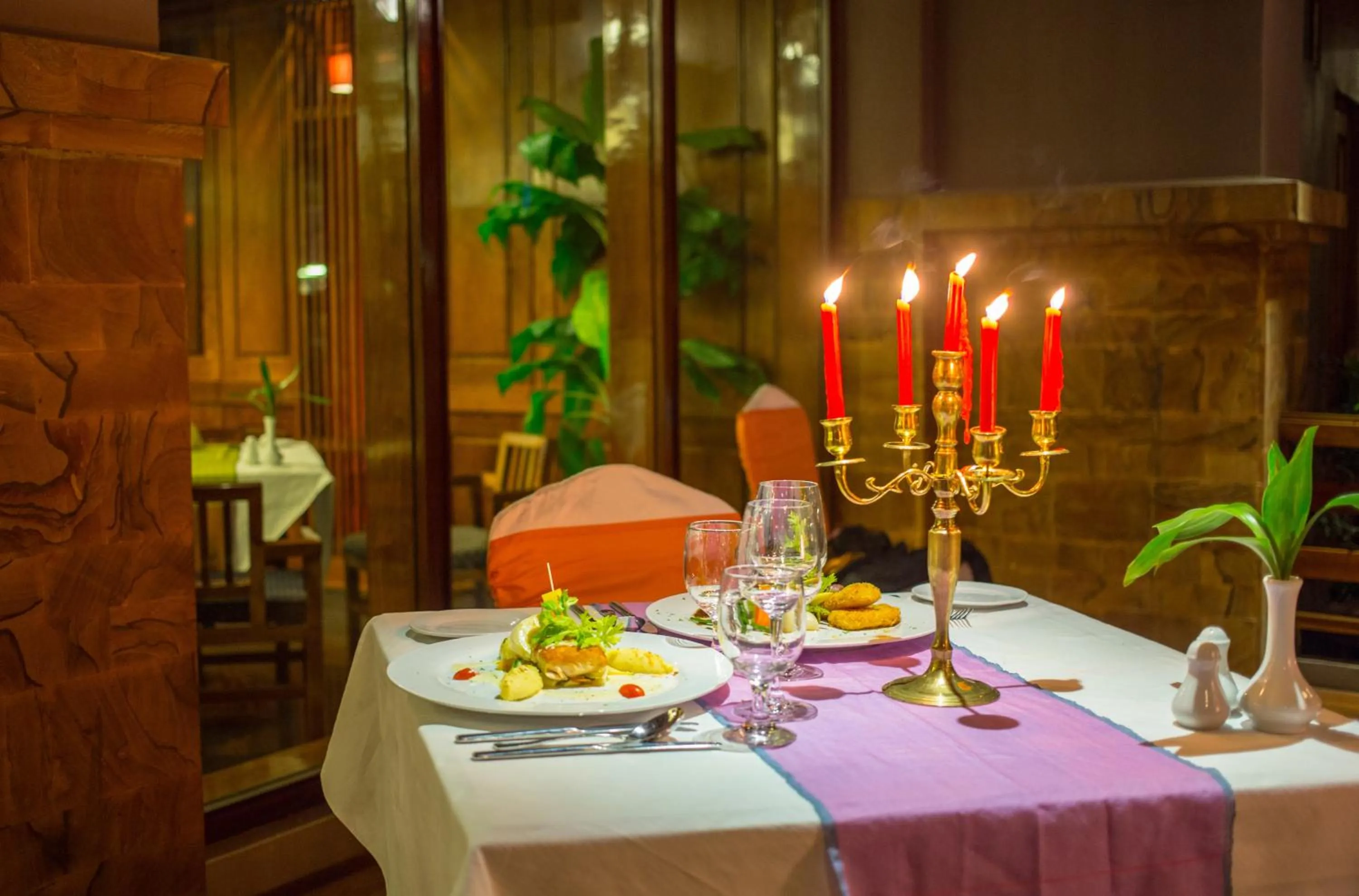 Restaurant/places to eat in Royal Empire Hotel