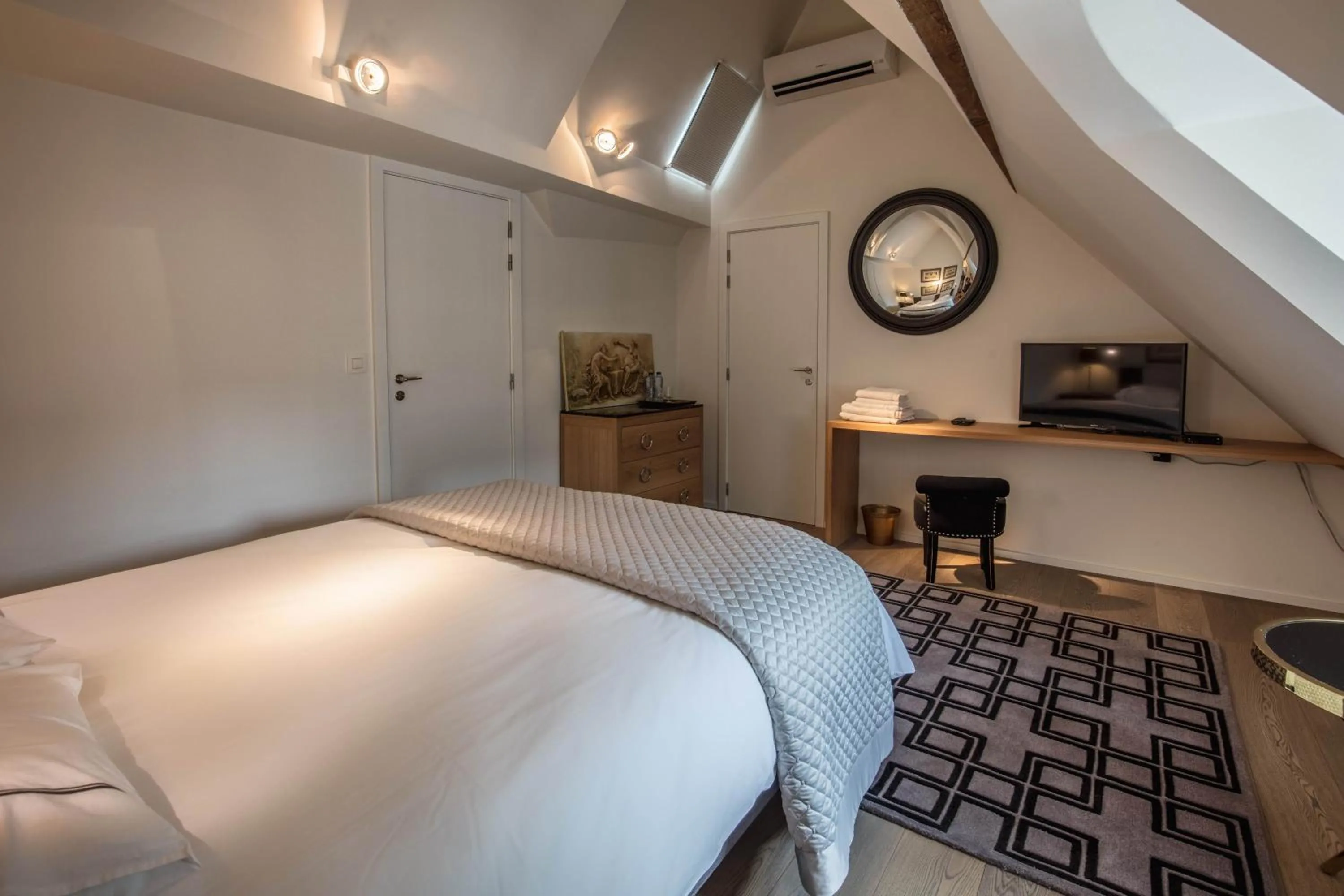 Bed in Faubourg Saint Martin