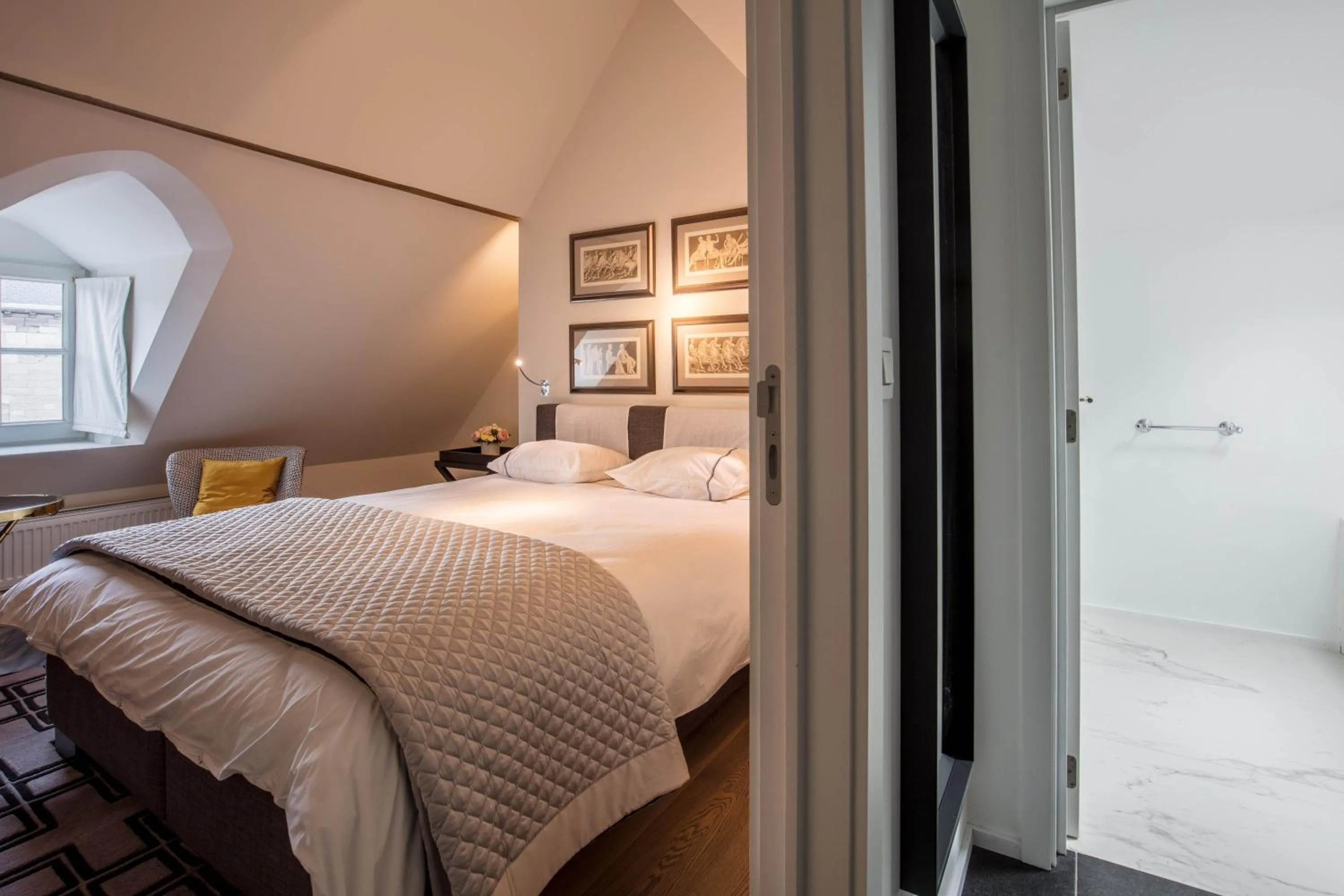 Bed in Faubourg Saint Martin