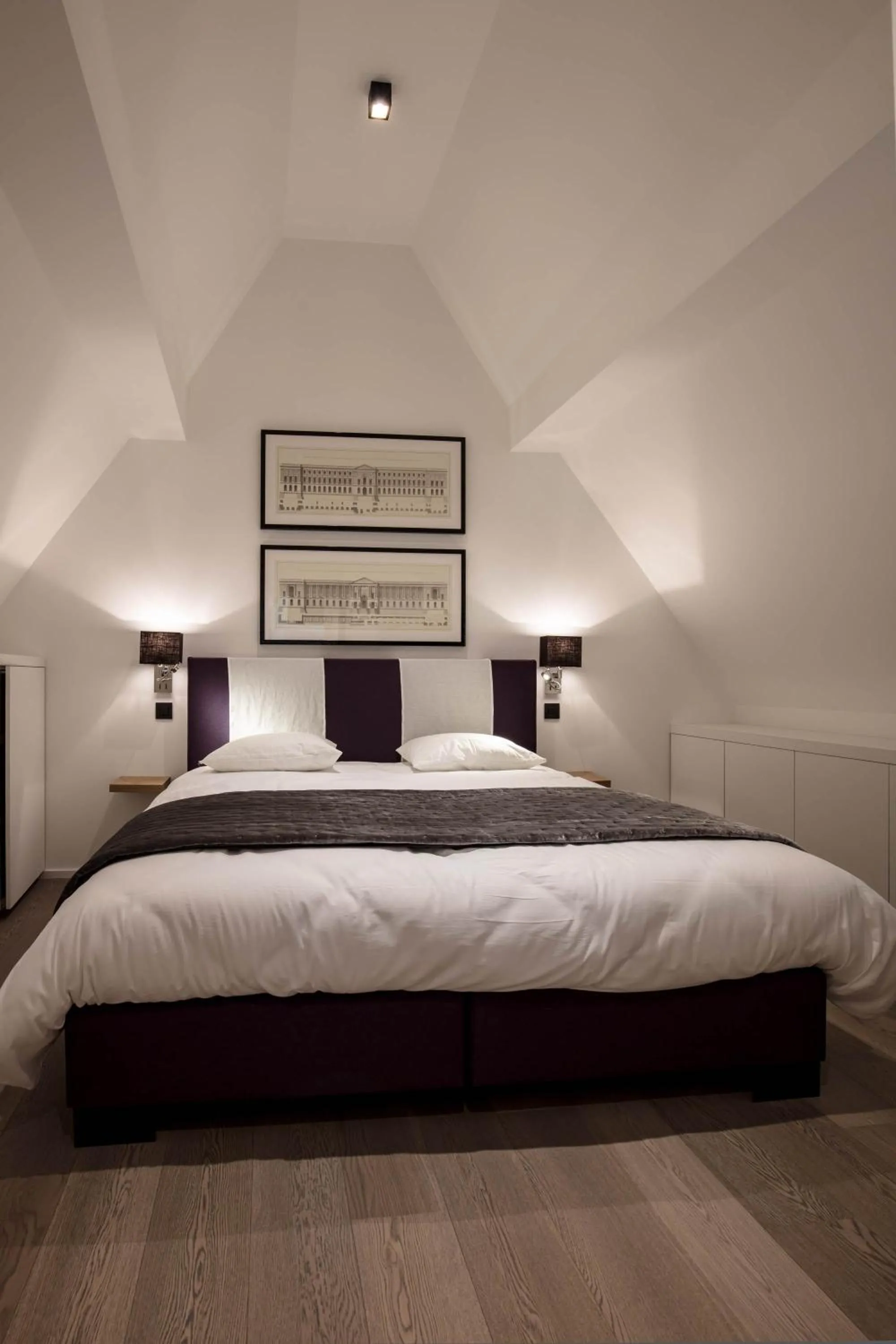 Bed in Faubourg Saint Martin