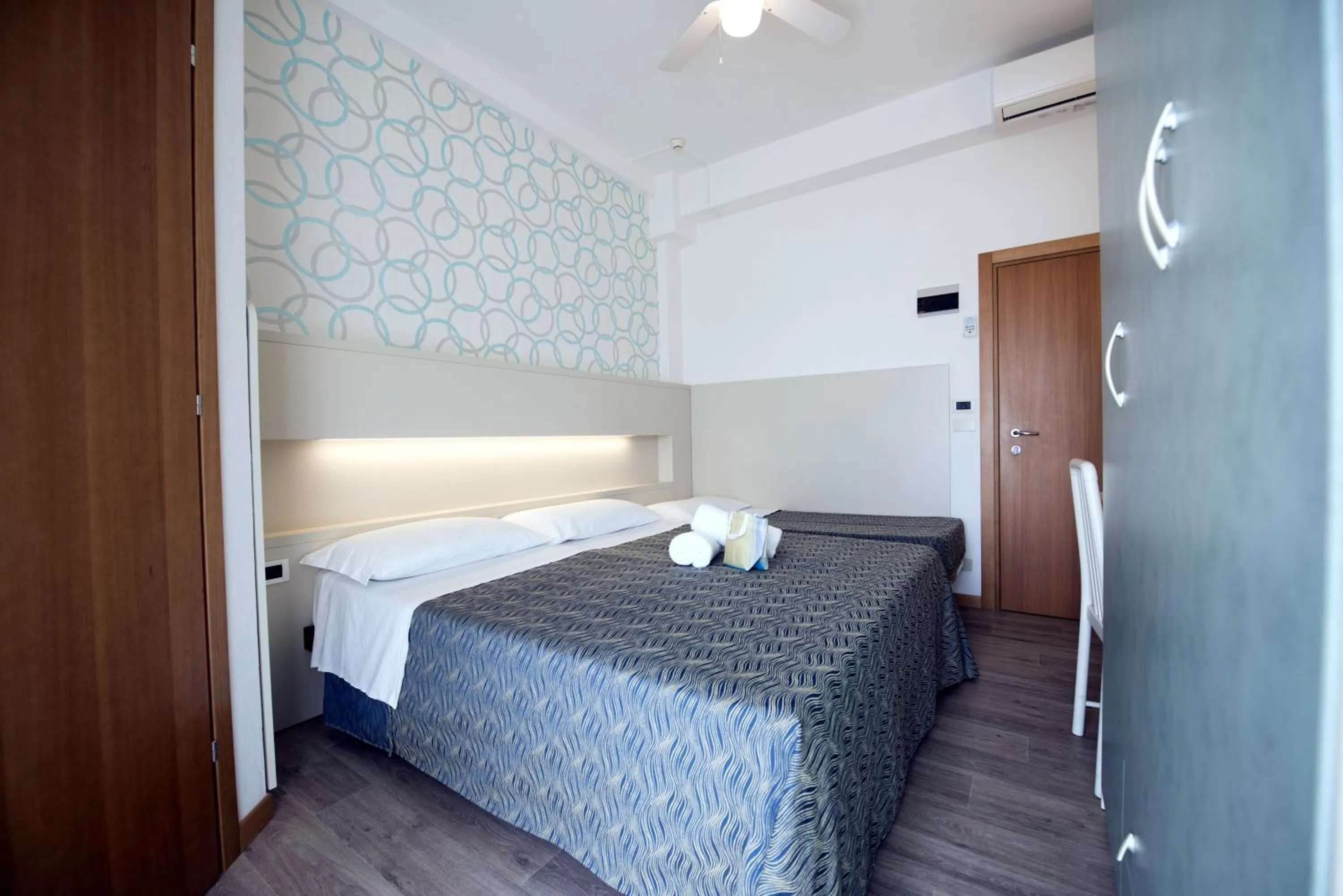 Photo of the whole room in Hotel Seven