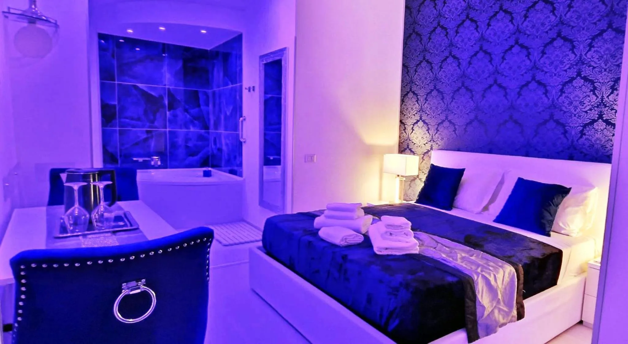 Photo of the whole room, Bed in Maschio Angioino Suite