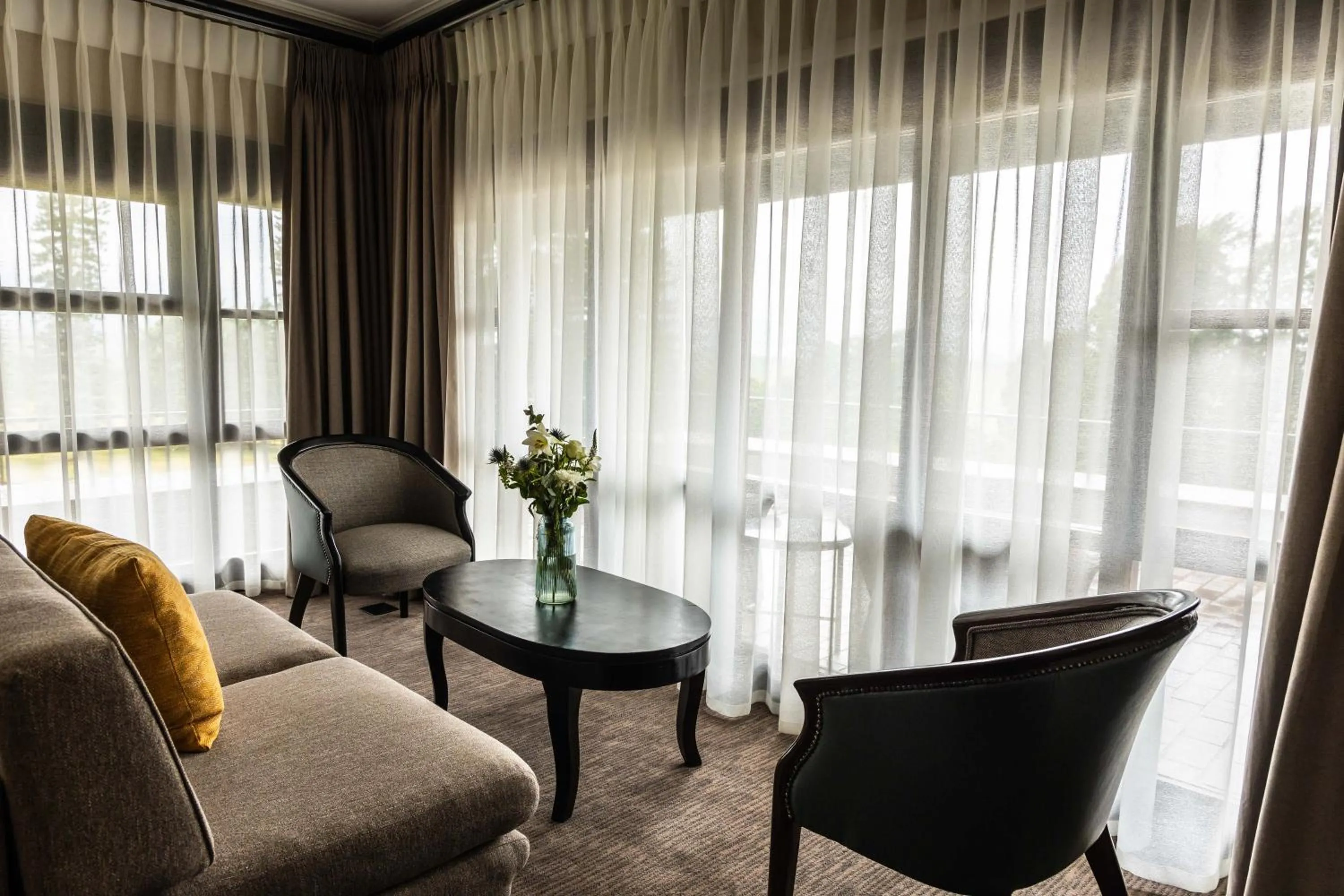 Seating area in Premier Hotel The Winkler