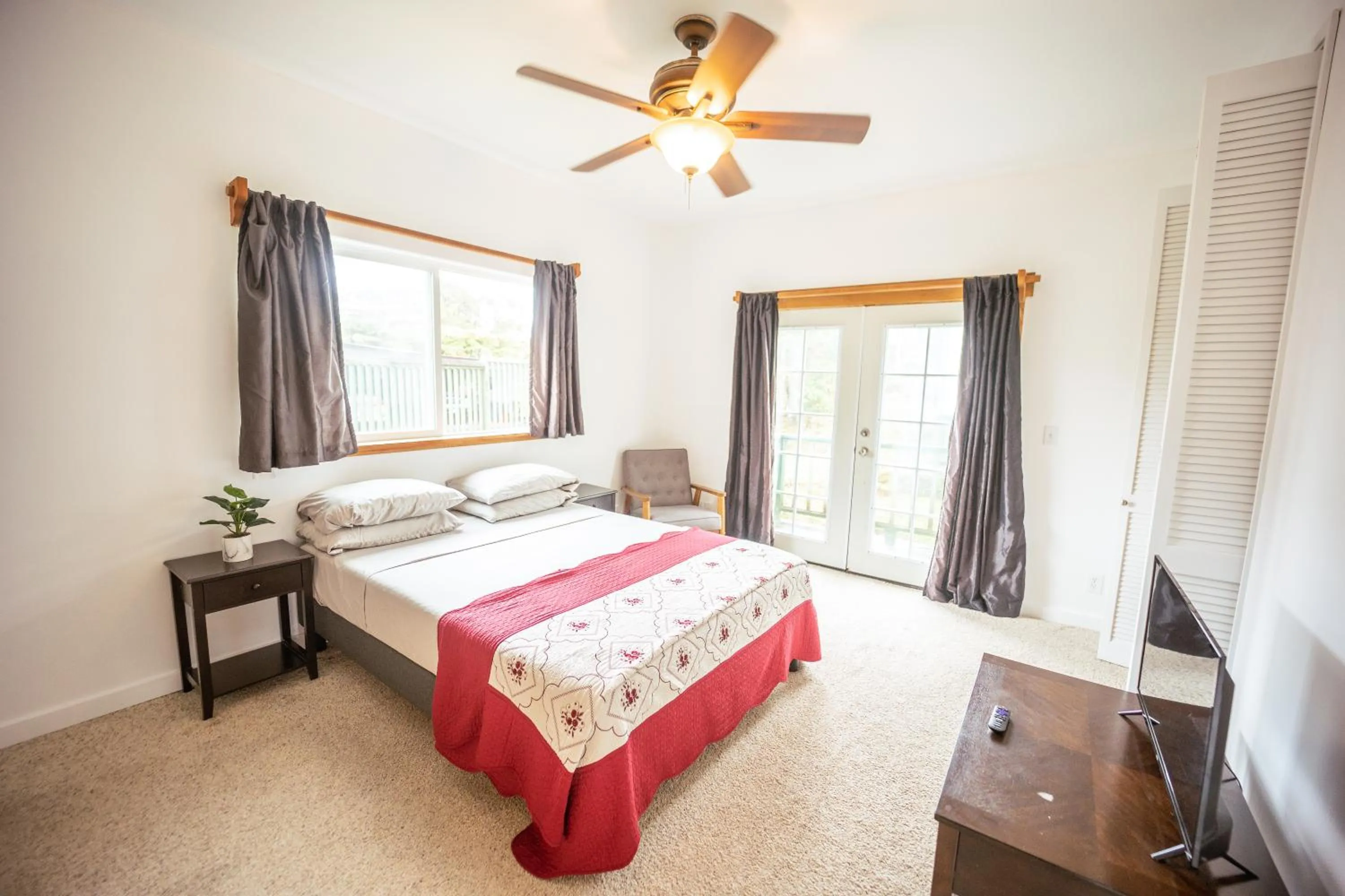 Bed in Hilo Vacation Rental