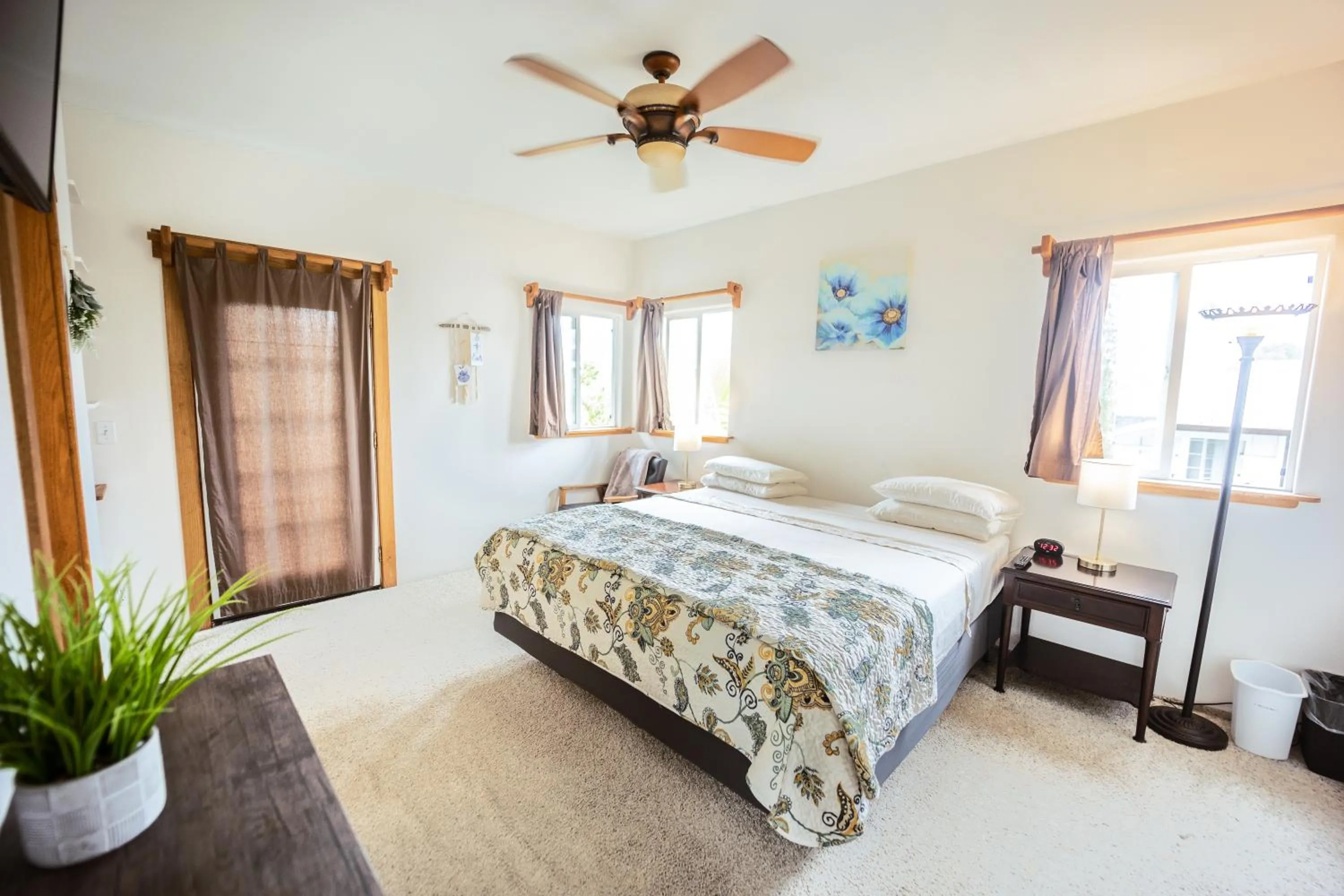 Bed in Hilo Vacation Rental