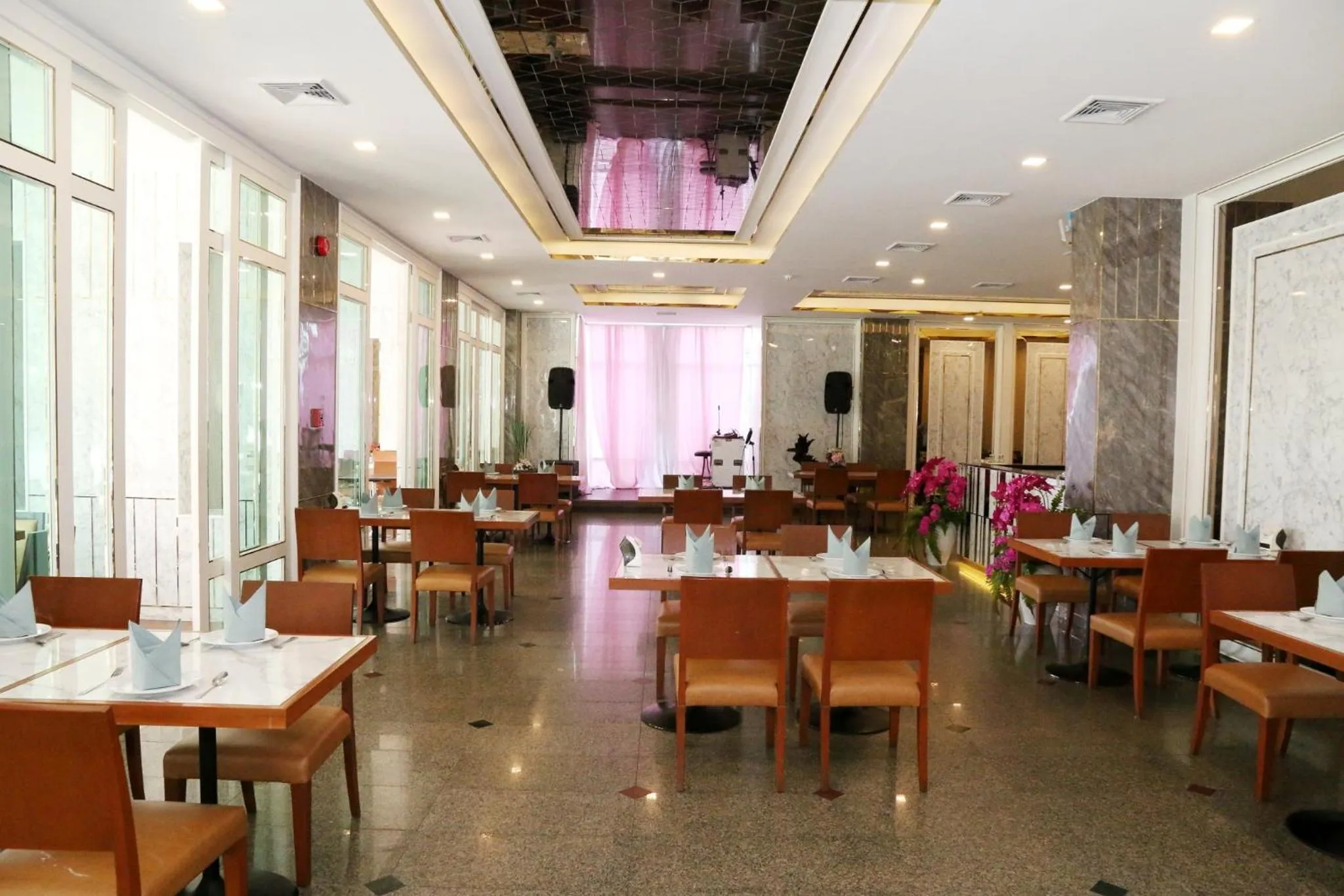 Restaurant/places to eat in Crystal Palace Luxury Hotel Pattaya