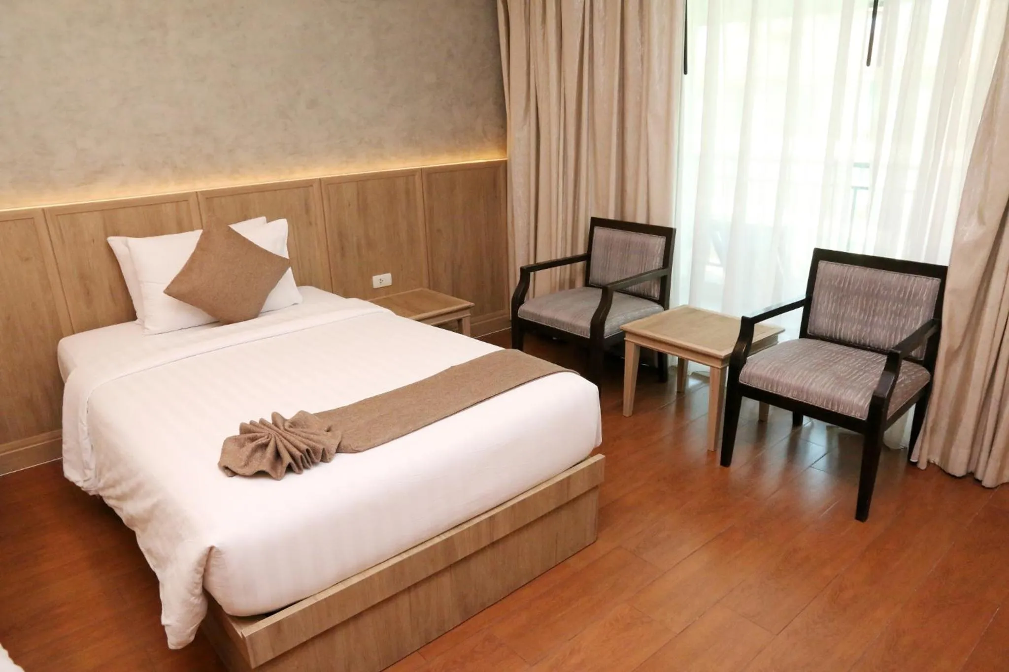 Photo of the whole room, Bed in Crystal Palace Luxury Hotel Pattaya