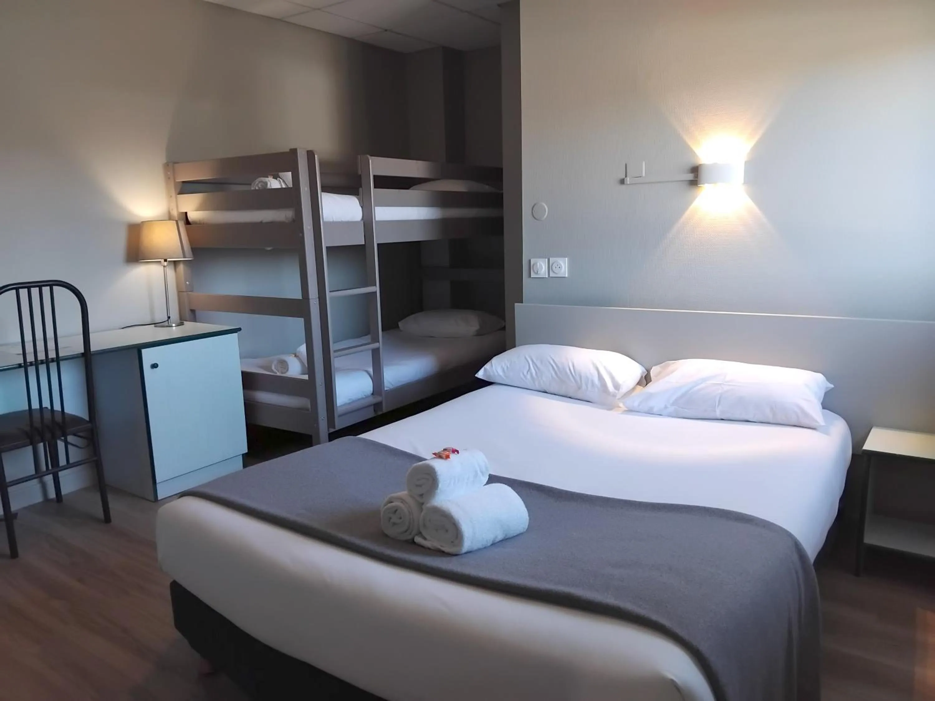 Bed in Hôtel Le Bratoria , anciennement Le Saint Vincent