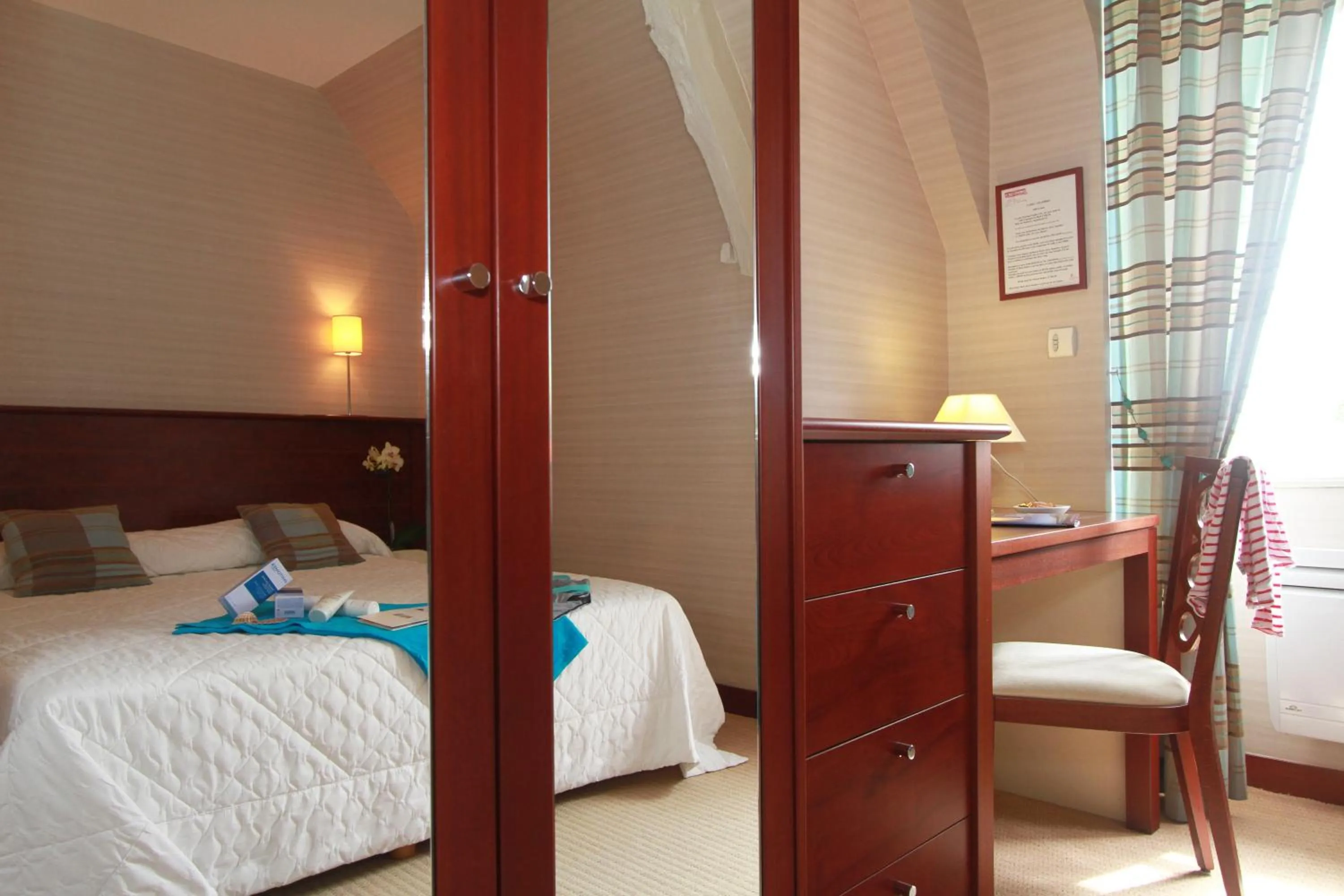 Bedroom, Bed in Hotel Spa La Malouinière Des Longchamps - Saint-Malo