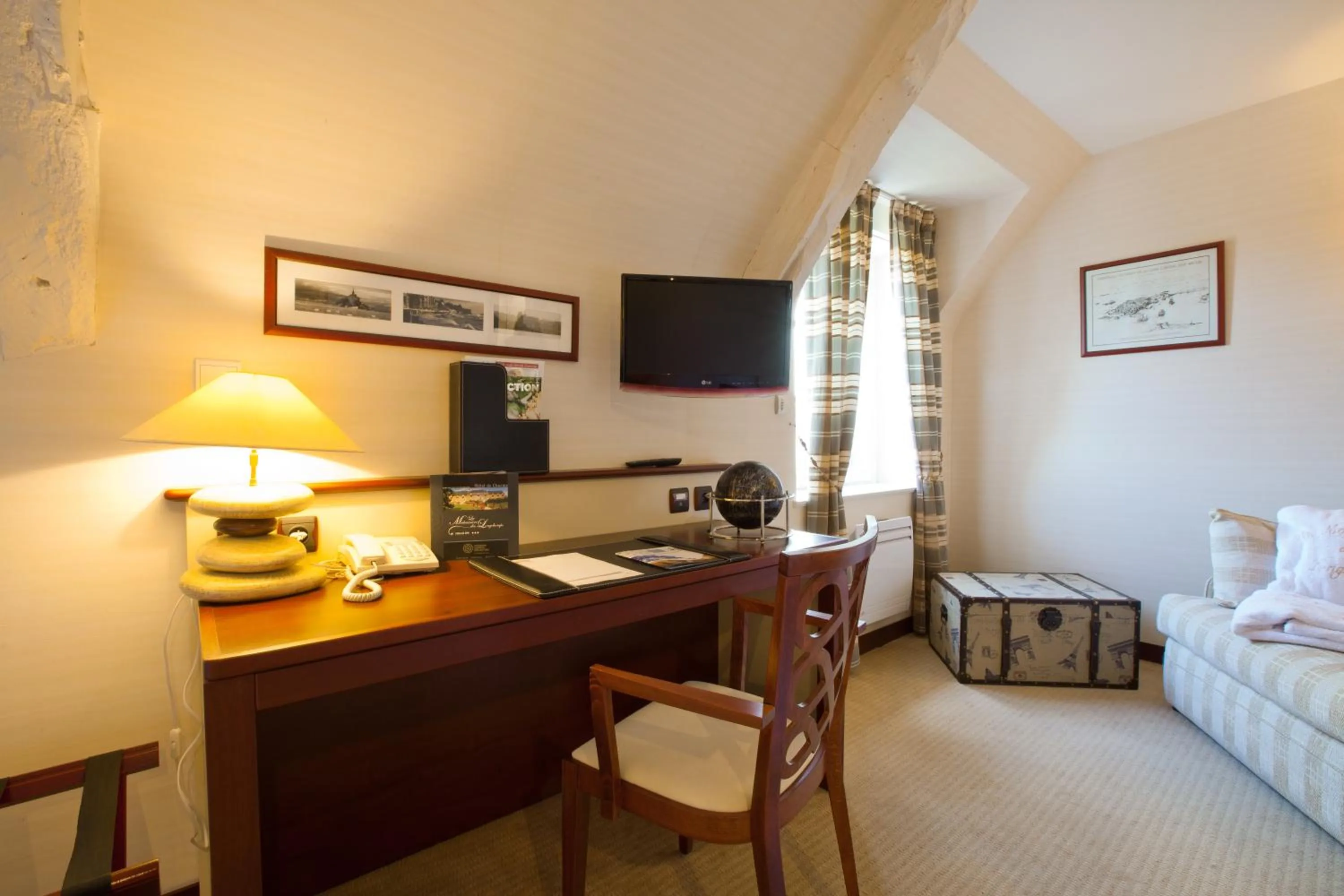 Bedroom, Bed in Hotel Spa La Malouinière Des Longchamps - Saint-Malo