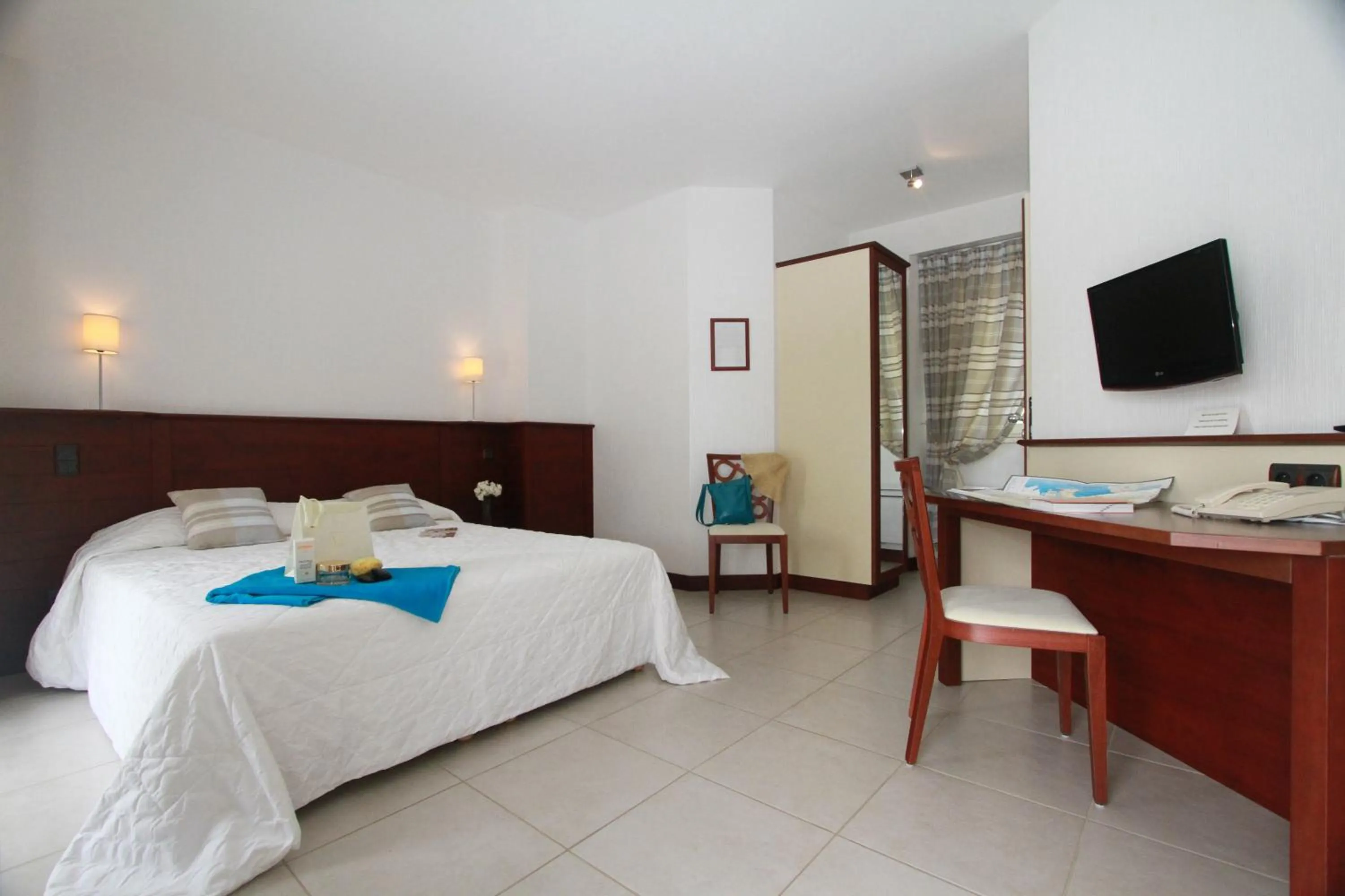 Seating area, Bed in Hotel Spa La Malouinière Des Longchamps - Saint-Malo