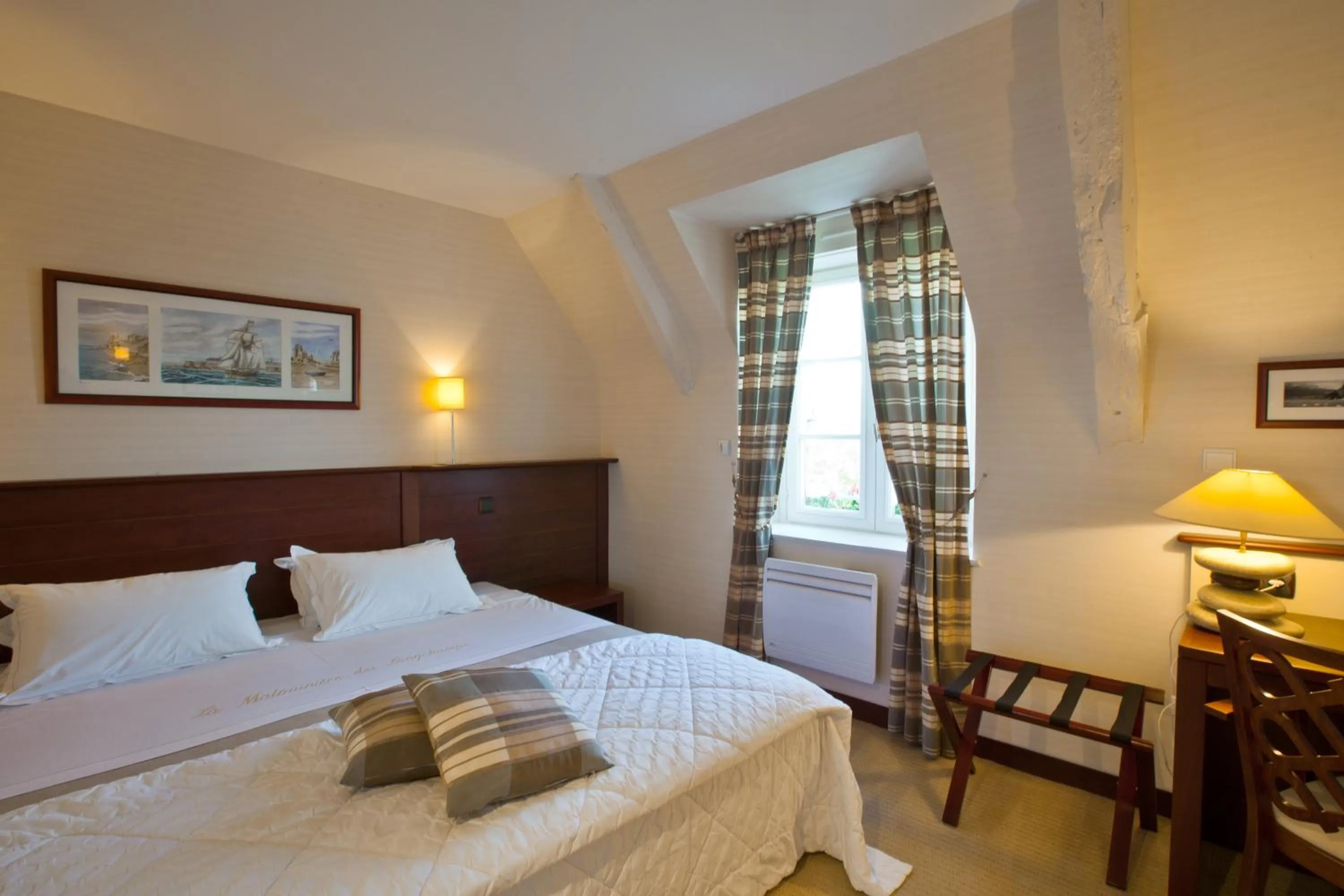 Bedroom, Bed in Hotel Spa La Malouinière Des Longchamps - Saint-Malo