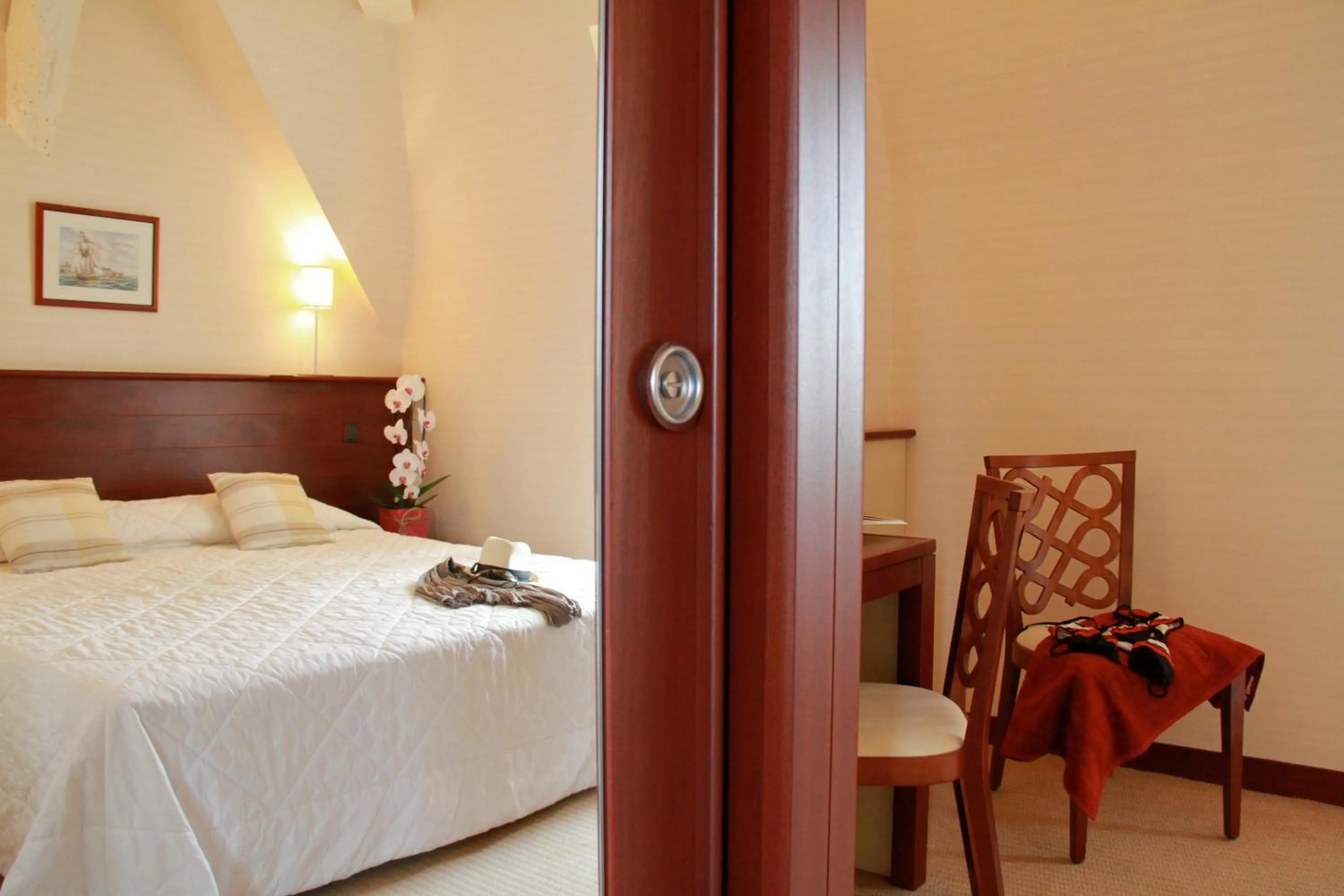 Bedroom, Bed in Hotel Spa La Malouinière Des Longchamps - Saint-Malo