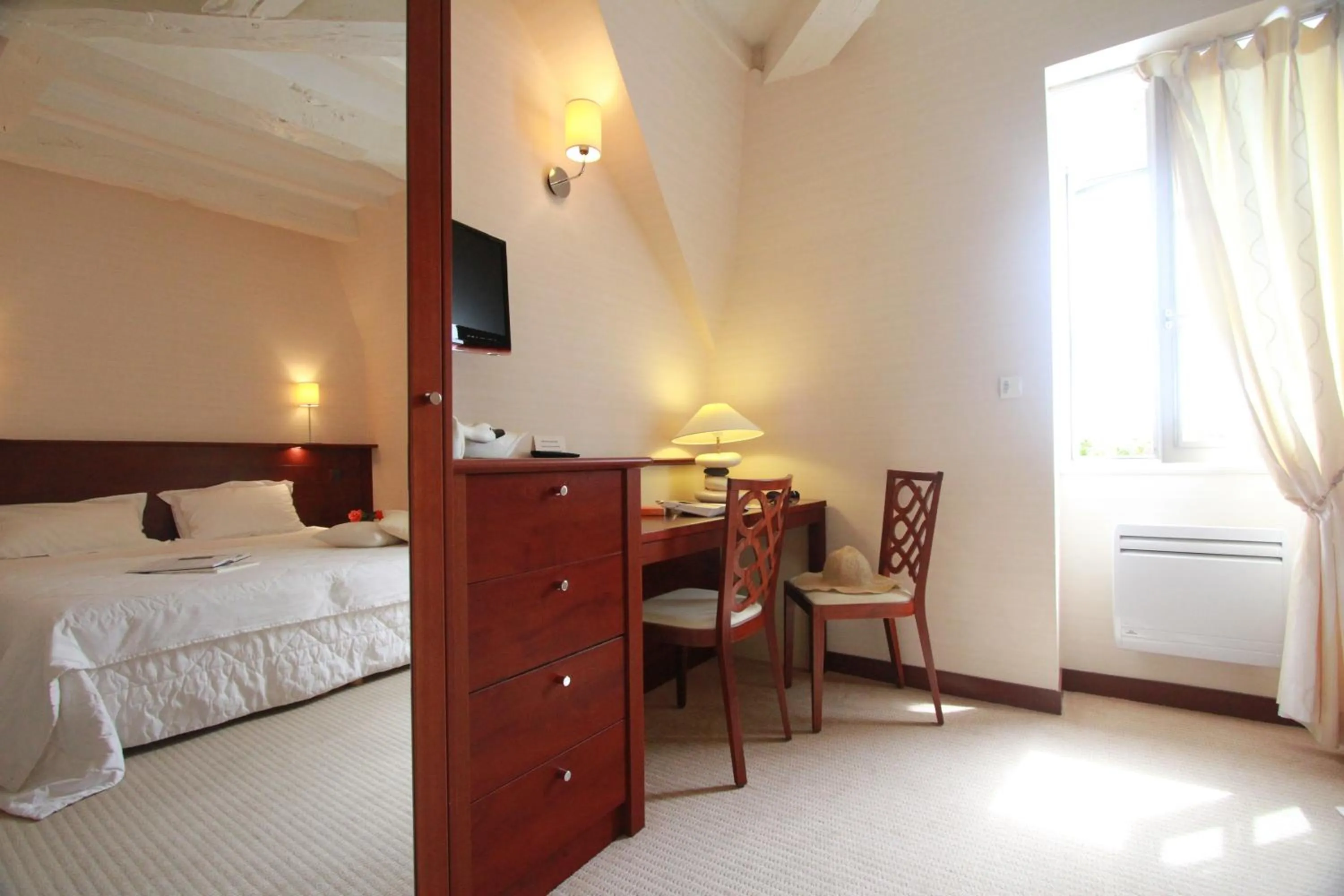 Bedroom, Bed in Hotel Spa La Malouinière Des Longchamps - Saint-Malo