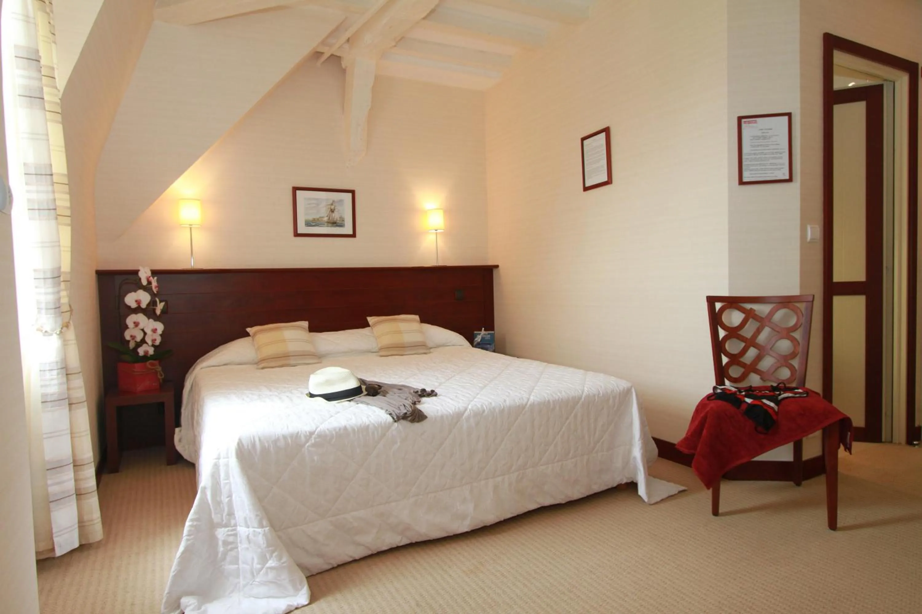 Bedroom, Bed in Hotel Spa La Malouinière Des Longchamps - Saint-Malo