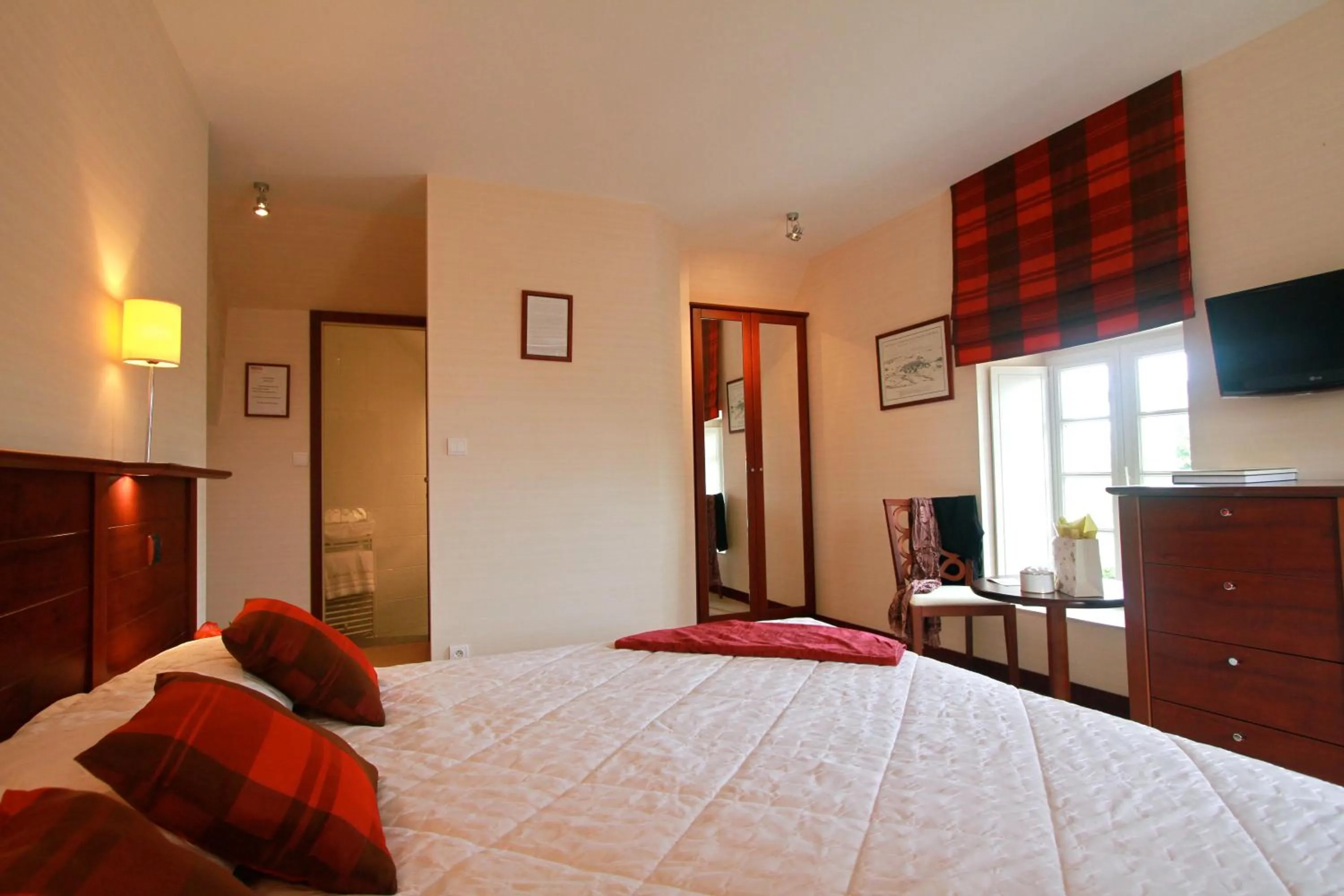 Bedroom, Bed in Hotel Spa La Malouinière Des Longchamps - Saint-Malo