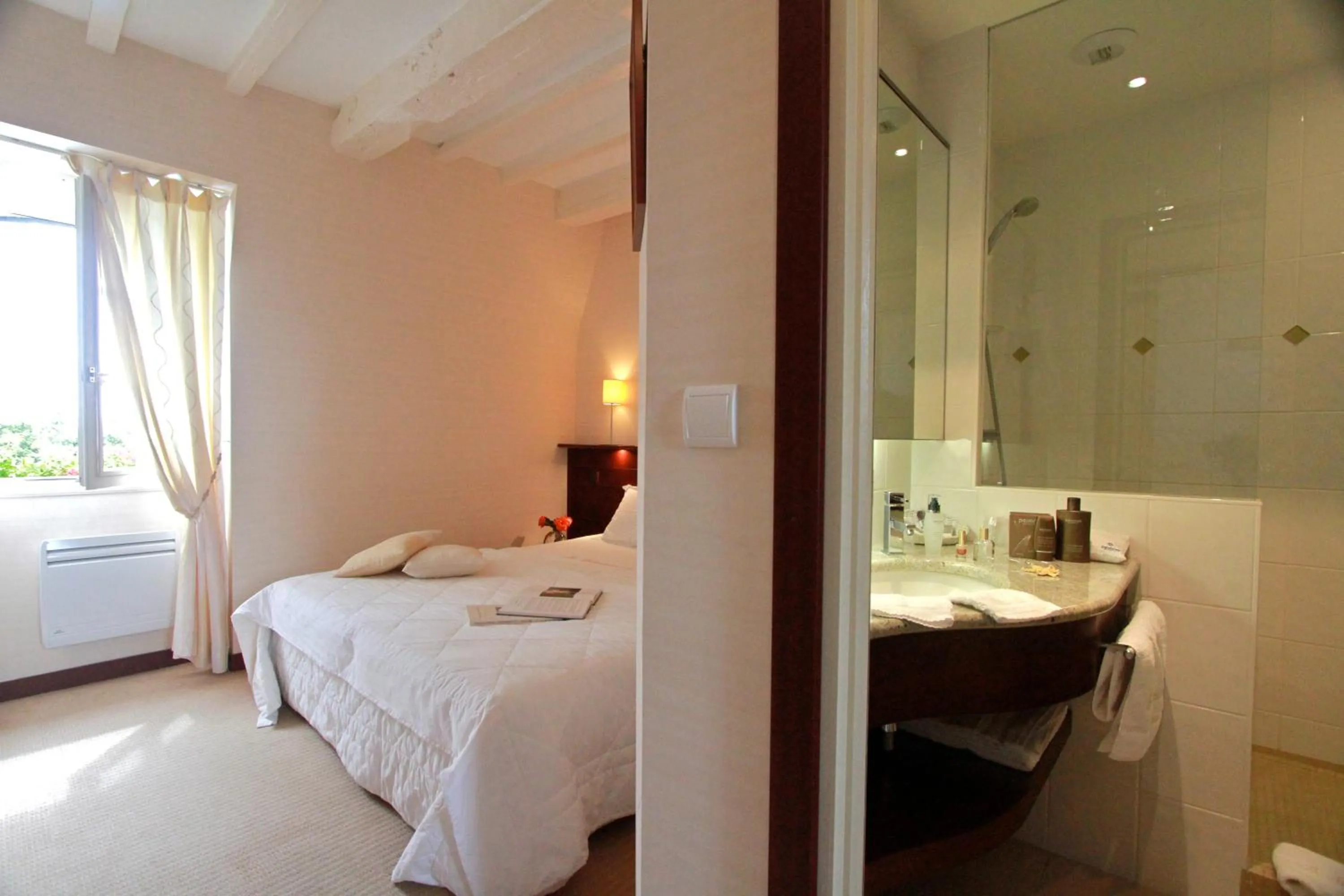 Bedroom, Bed in Hotel Spa La Malouinière Des Longchamps - Saint-Malo