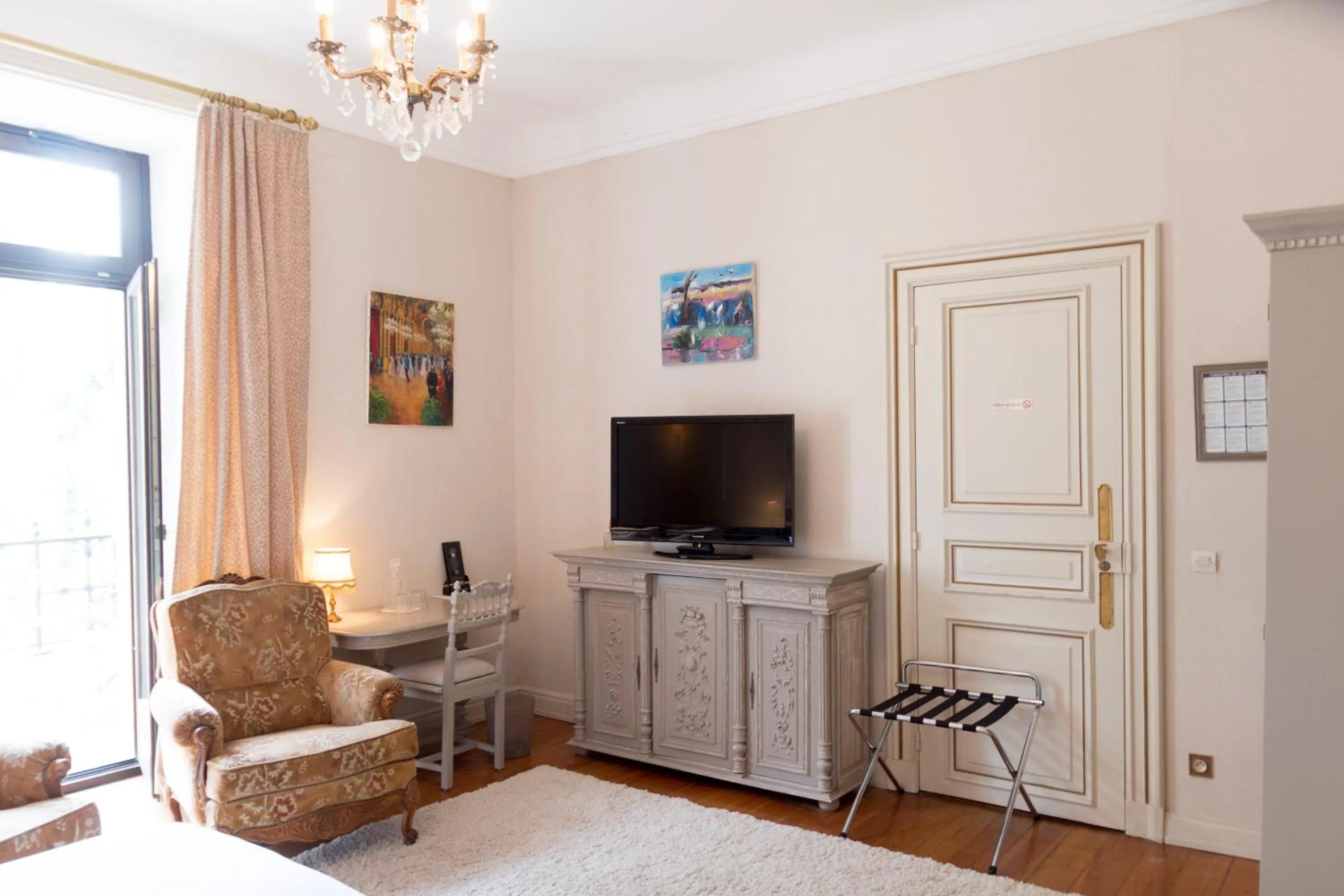 TV and multimedia in Domaine de Beaupré - Hotel The Originals Relais