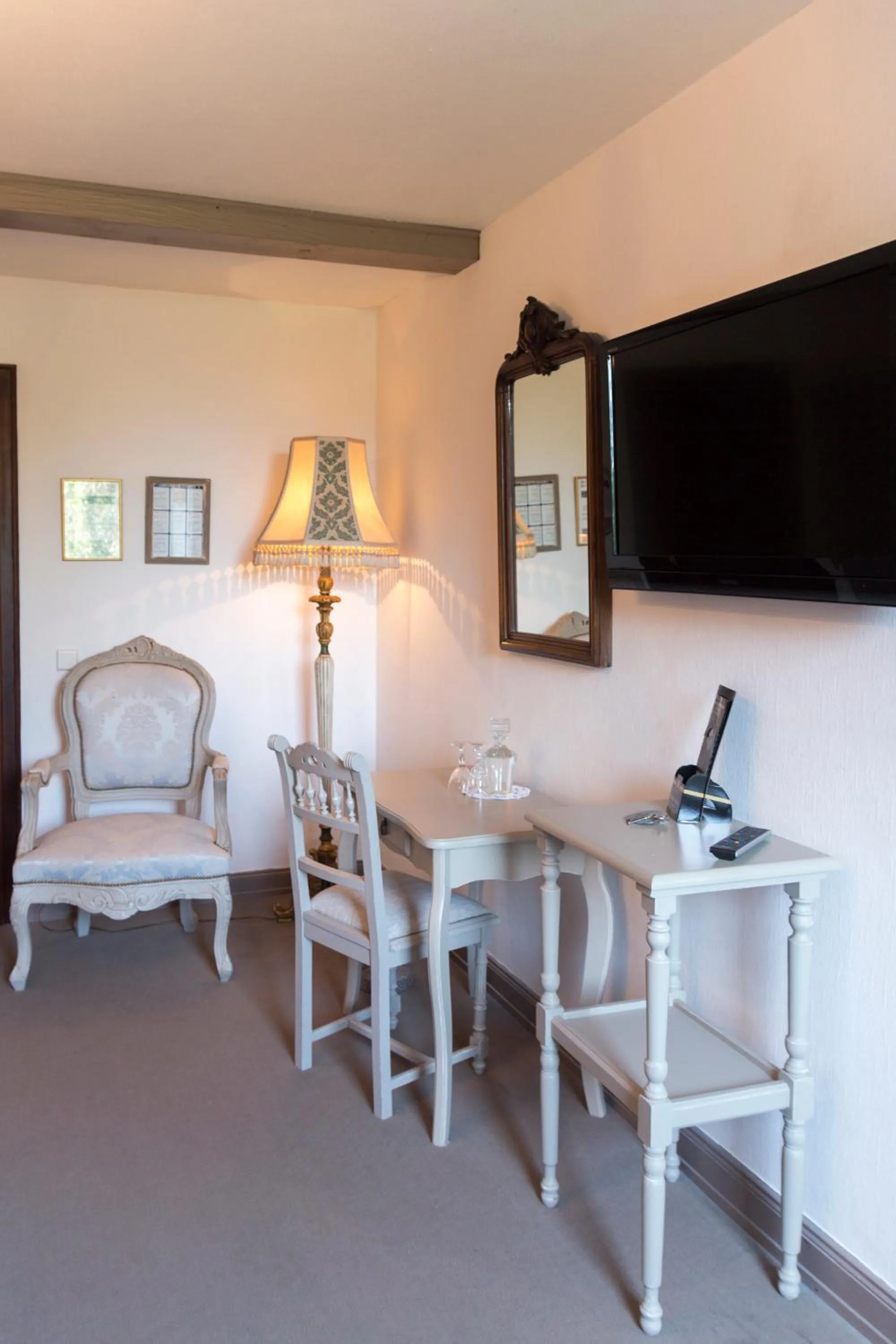 TV and multimedia in Domaine de Beaupré - Hotel The Originals Relais