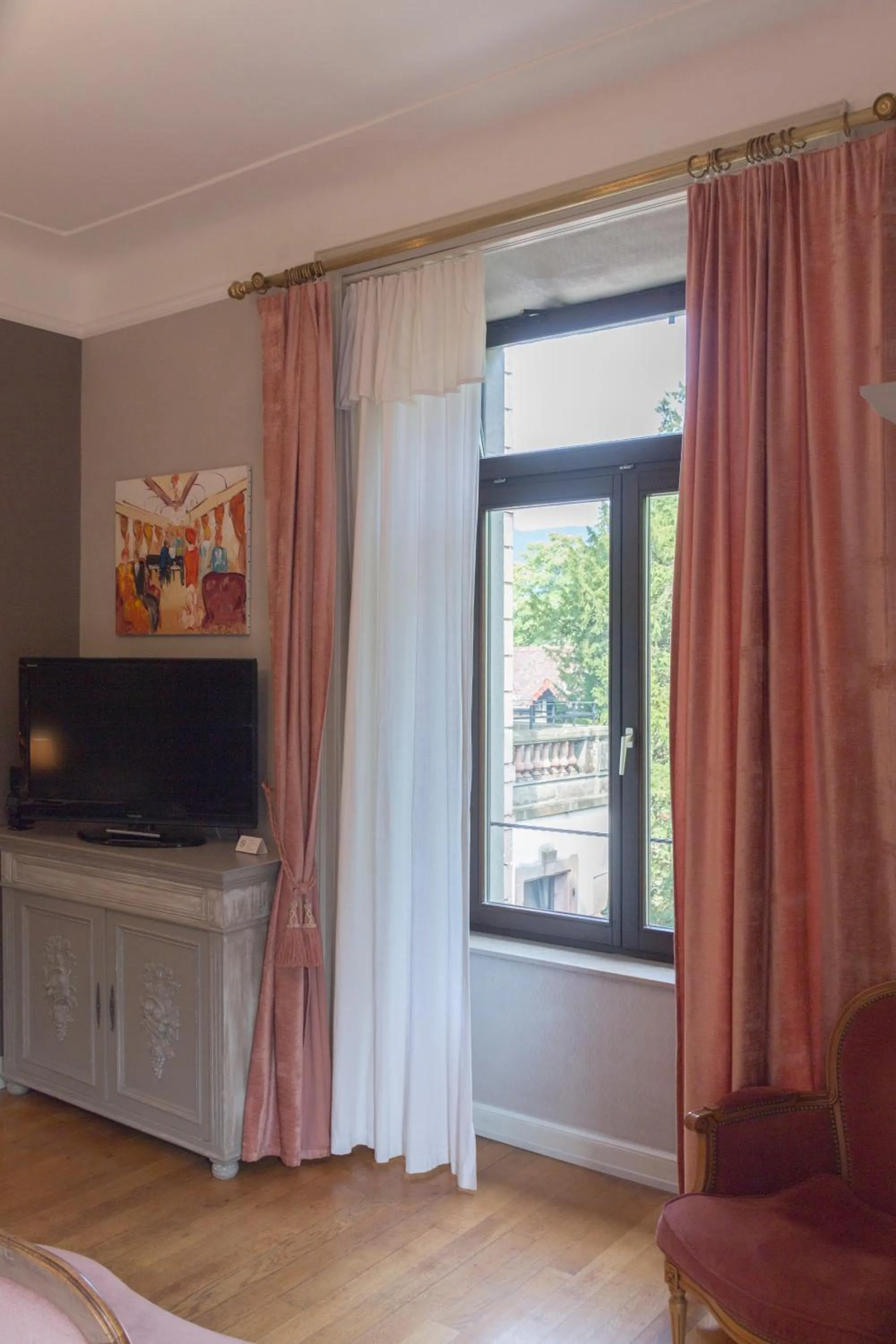 TV and multimedia in Domaine de Beaupré - Hotel The Originals Relais