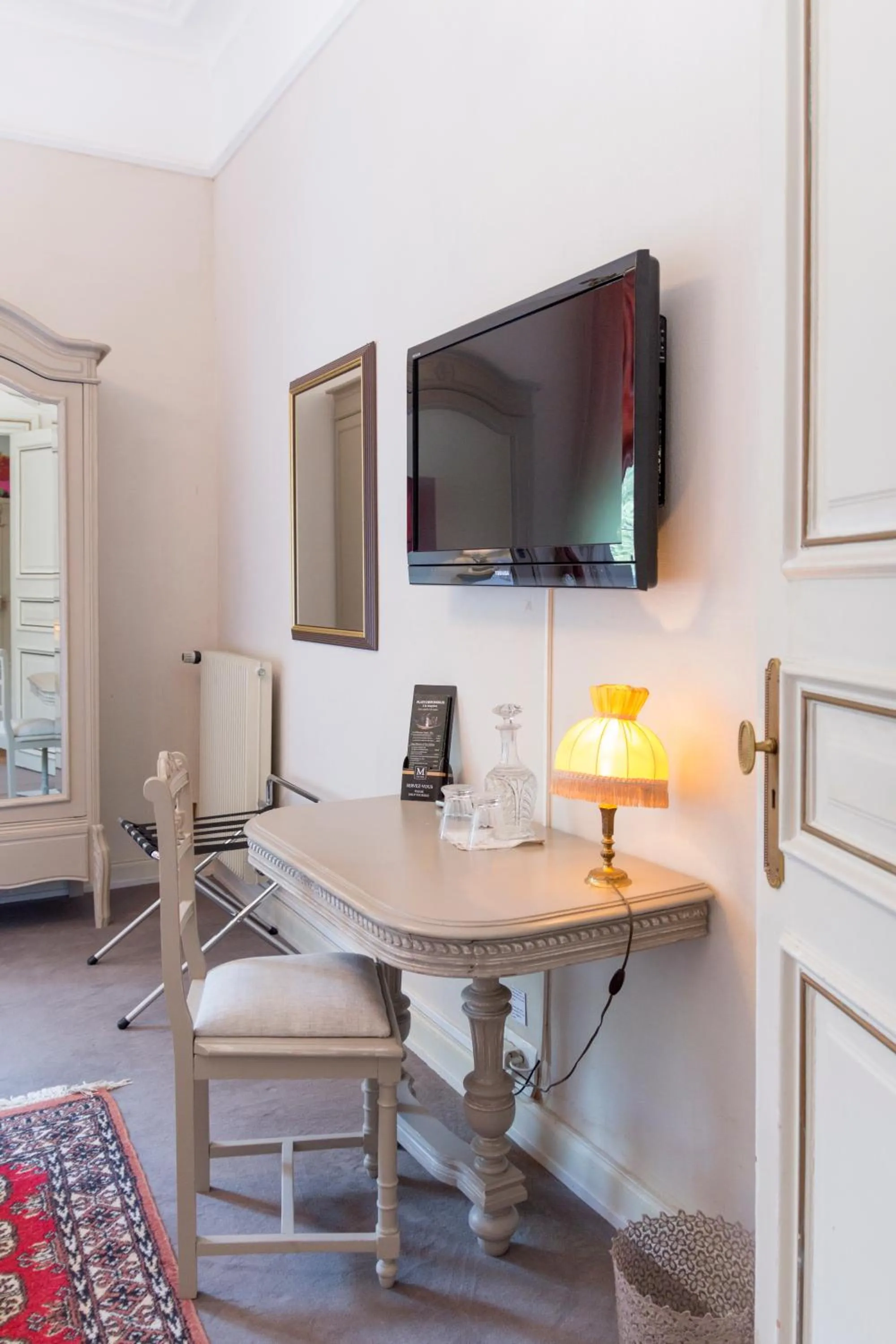 TV and multimedia in Domaine de Beaupré - Hotel The Originals Relais