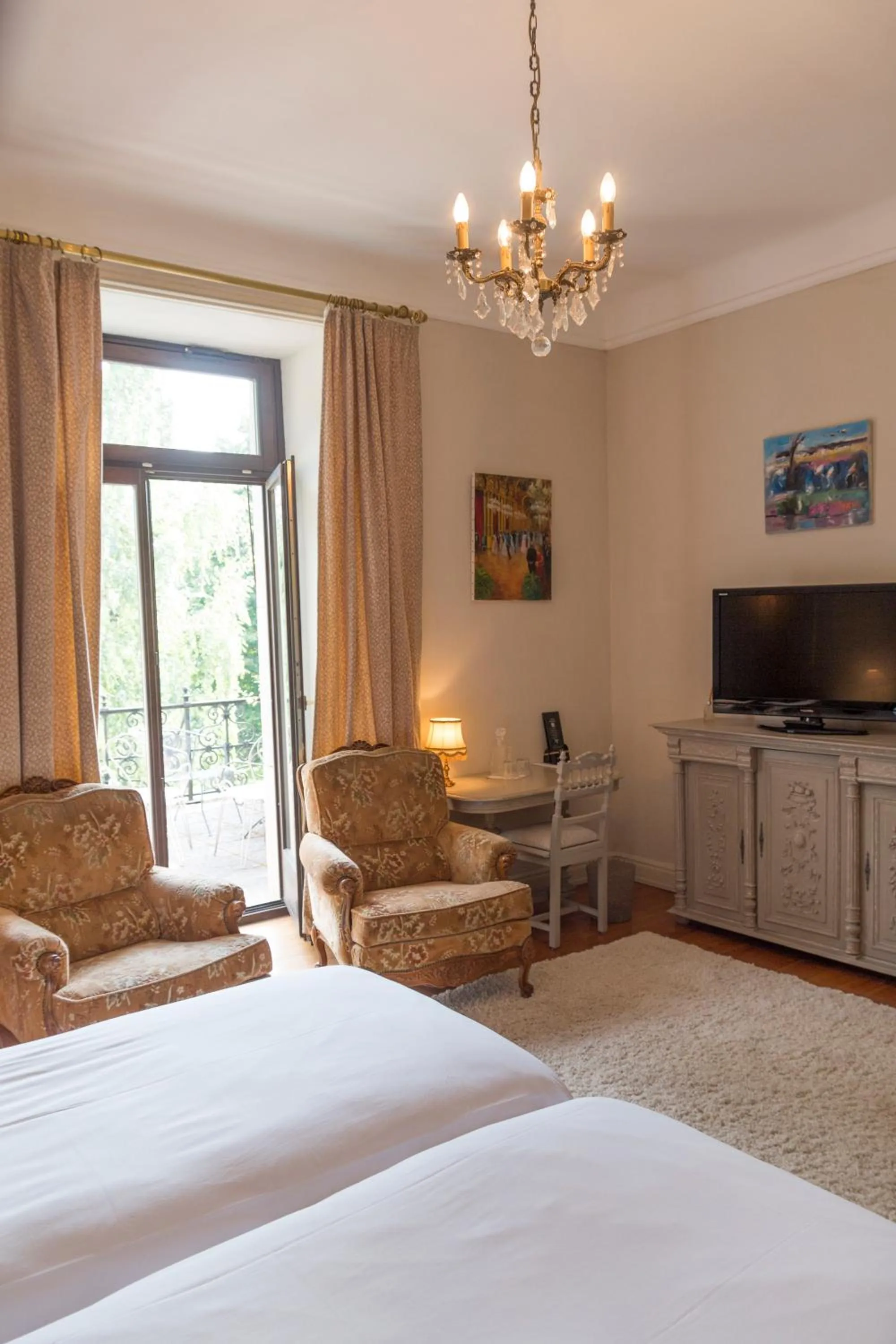 Communal lounge/ TV room in Domaine de Beaupré - Hotel The Originals Relais