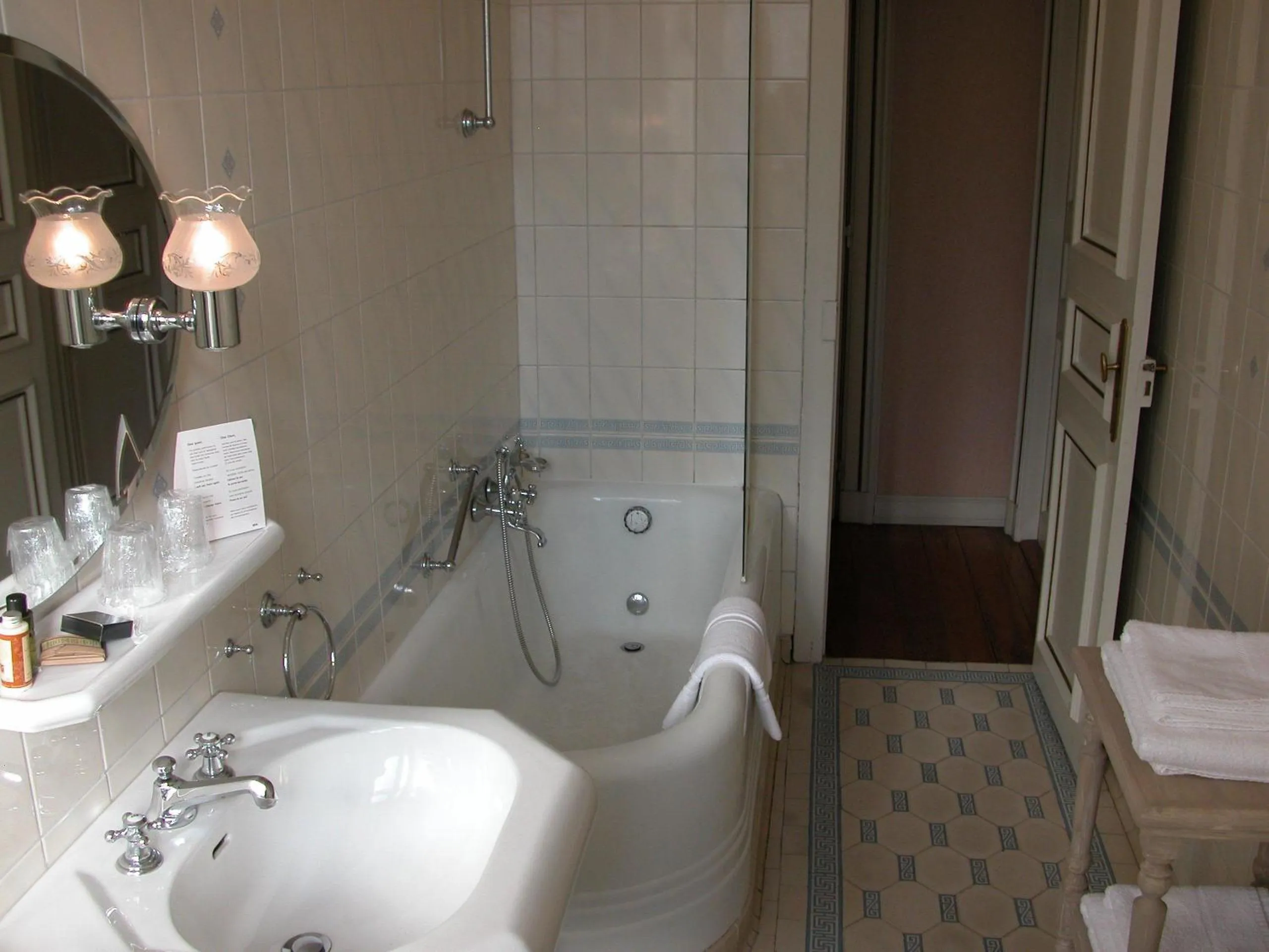 Bathroom in Domaine de Beaupré - Hotel The Originals Relais