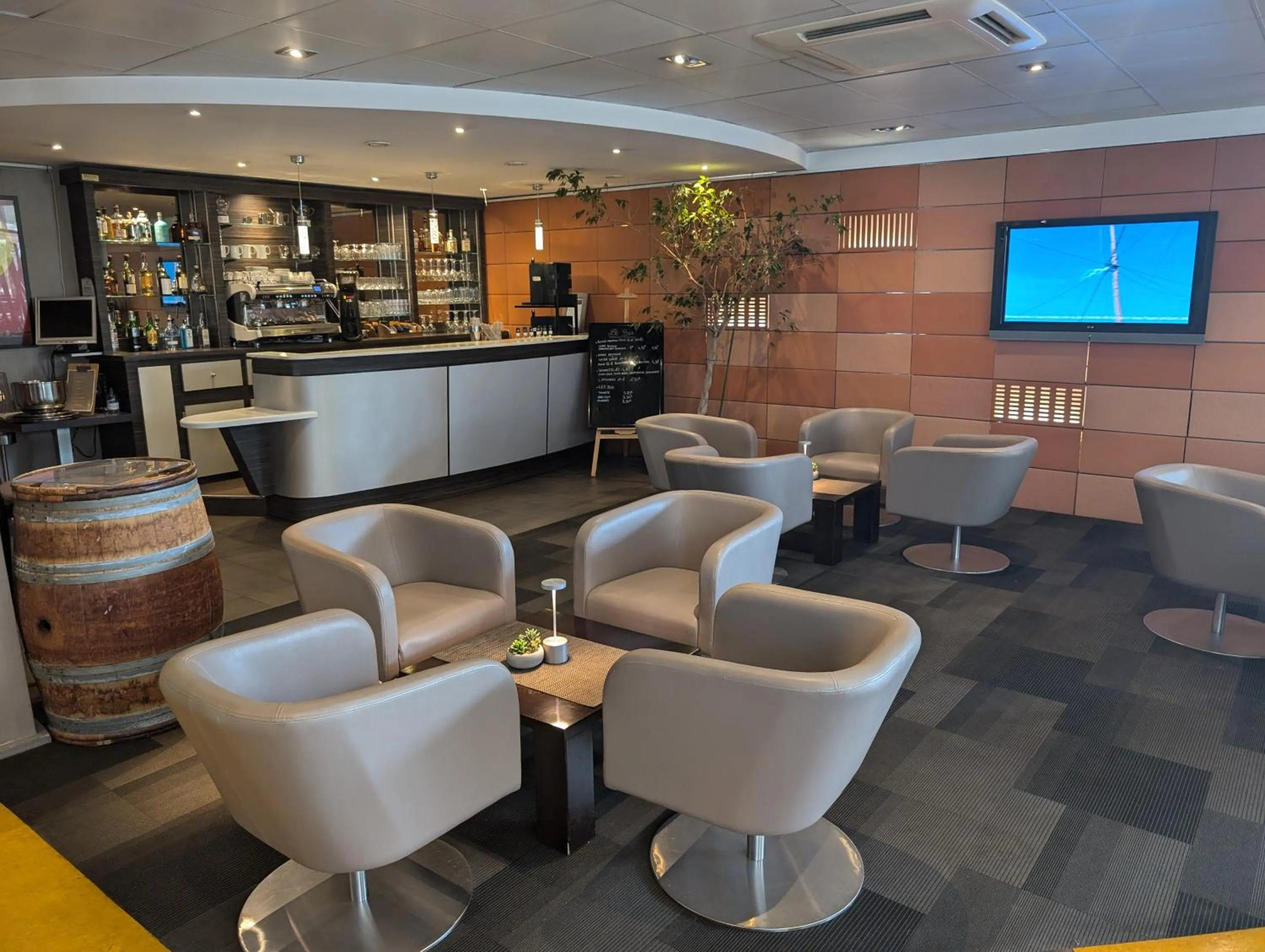 Lounge or bar in Hotel L'Hotan