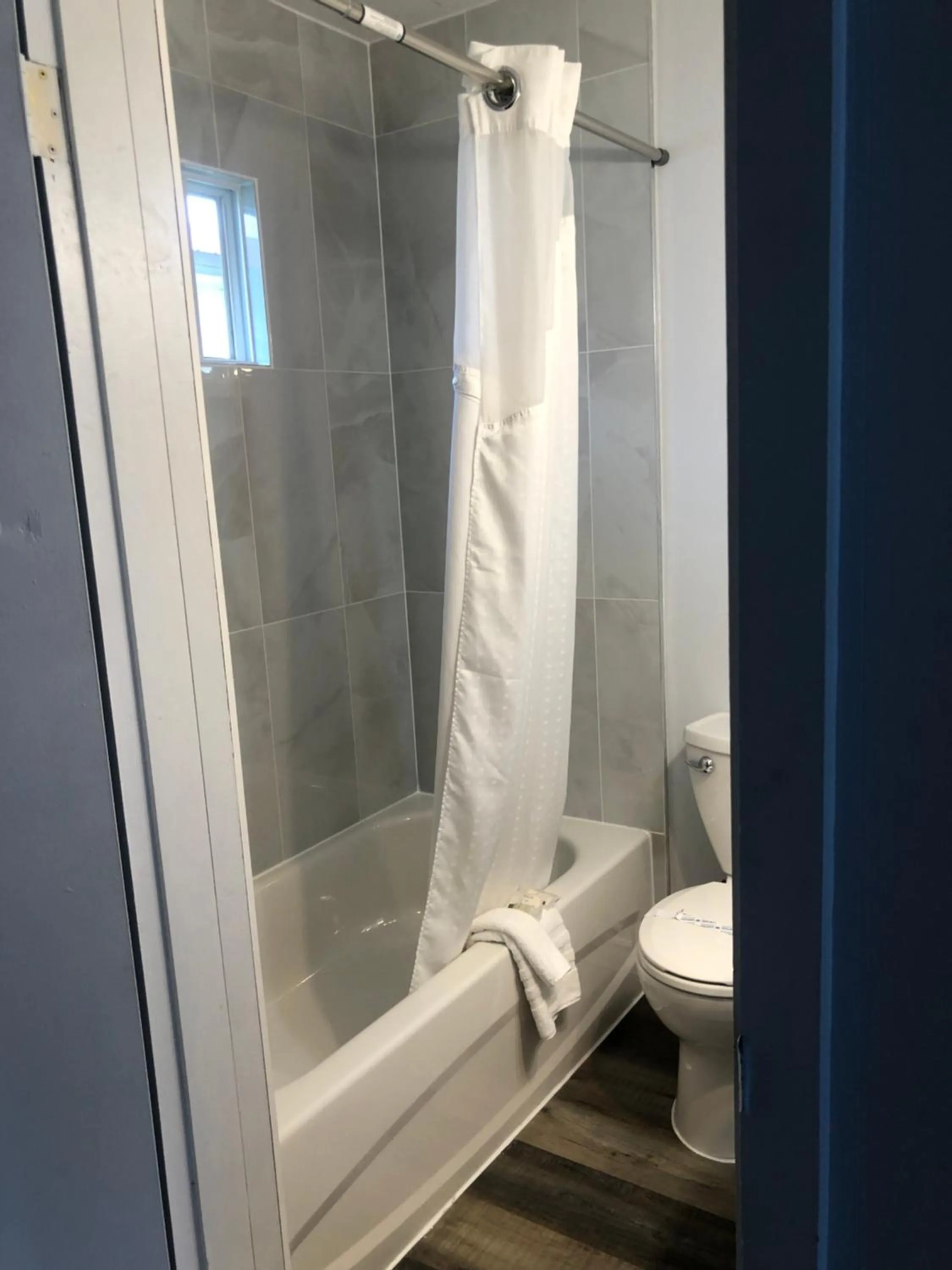 Bathroom in Bavarian Orchard Motel