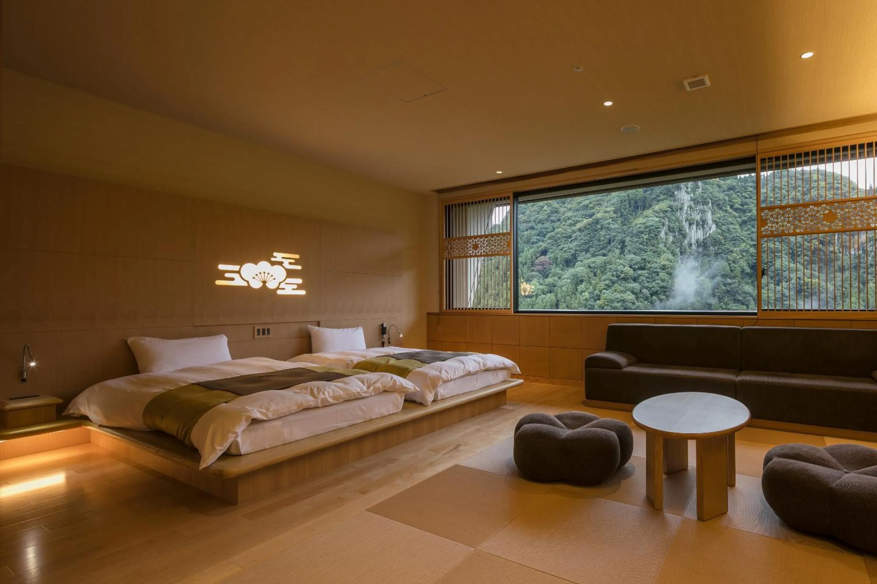 Mountain view, Bed in Okuhita Onsen Umehibiki