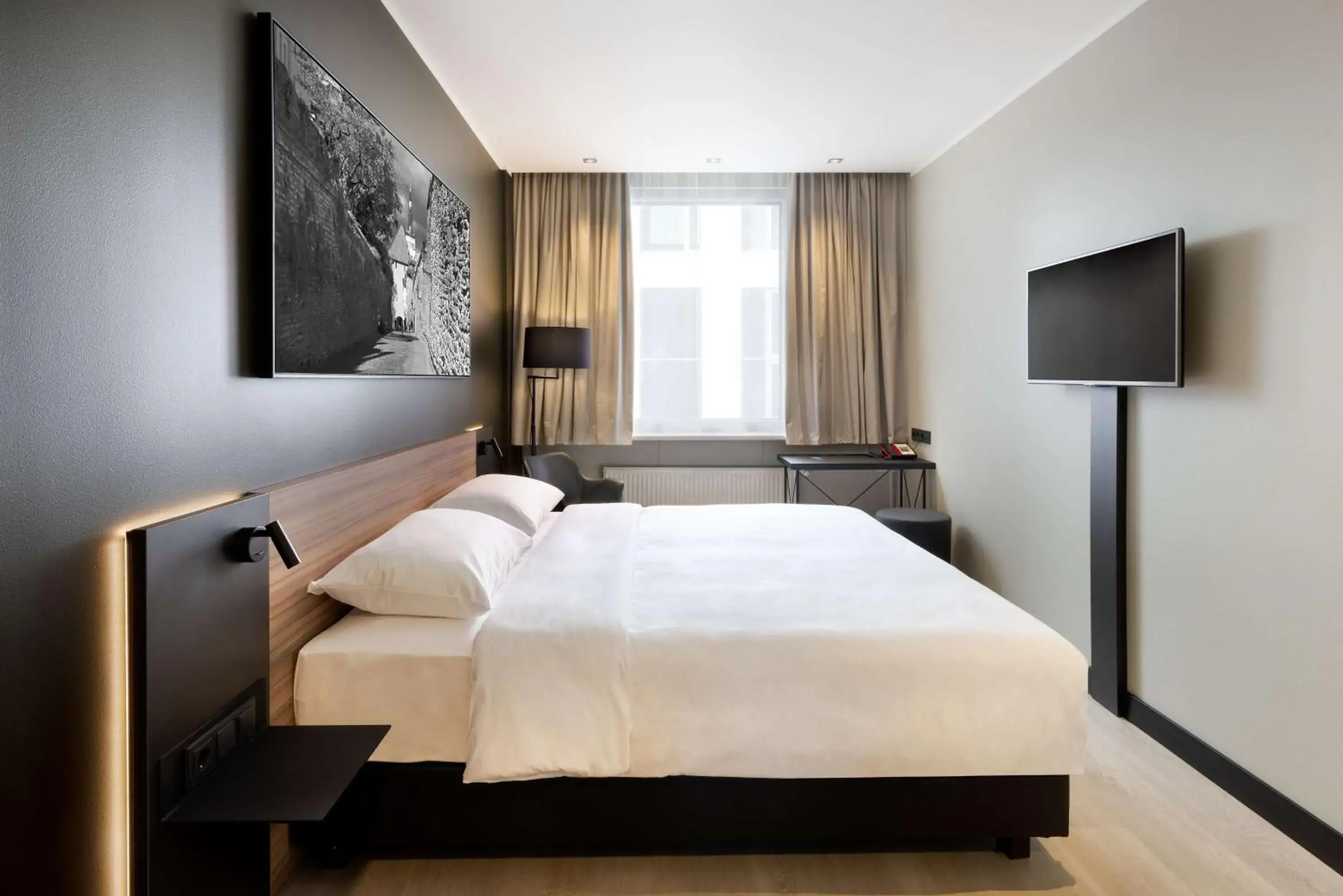 Coffee/tea facilities, Bed in Park Inn by Radisson Central Tallinn Coffee/tea facilities, Bed in Park Inn by Radisson Central Tallinn