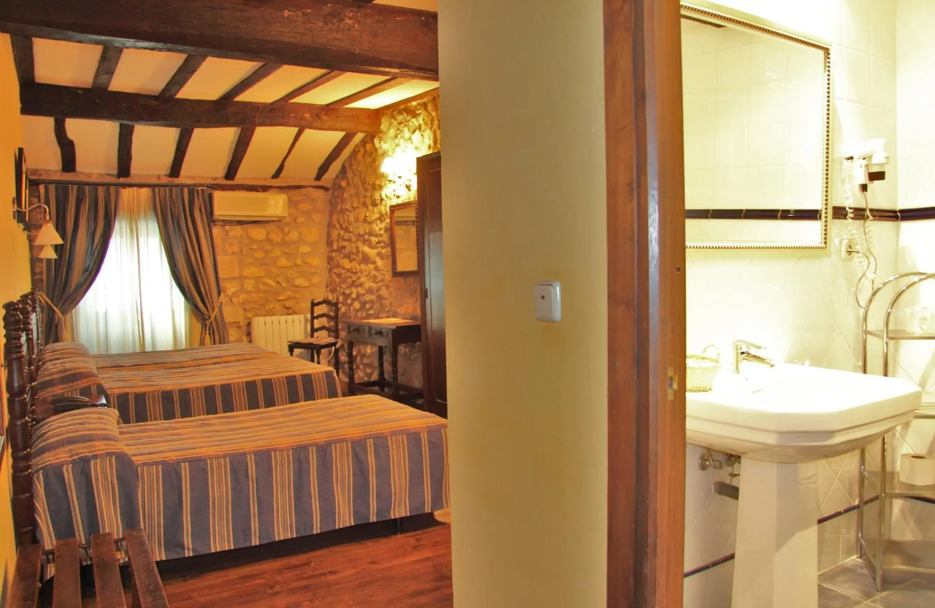 Triple Room in Hotel Altamira Triple Room in Hotel Altamira