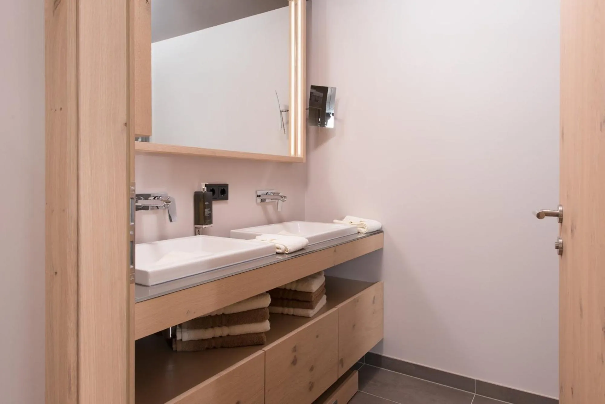 Bathroom in Familotel Alphotel