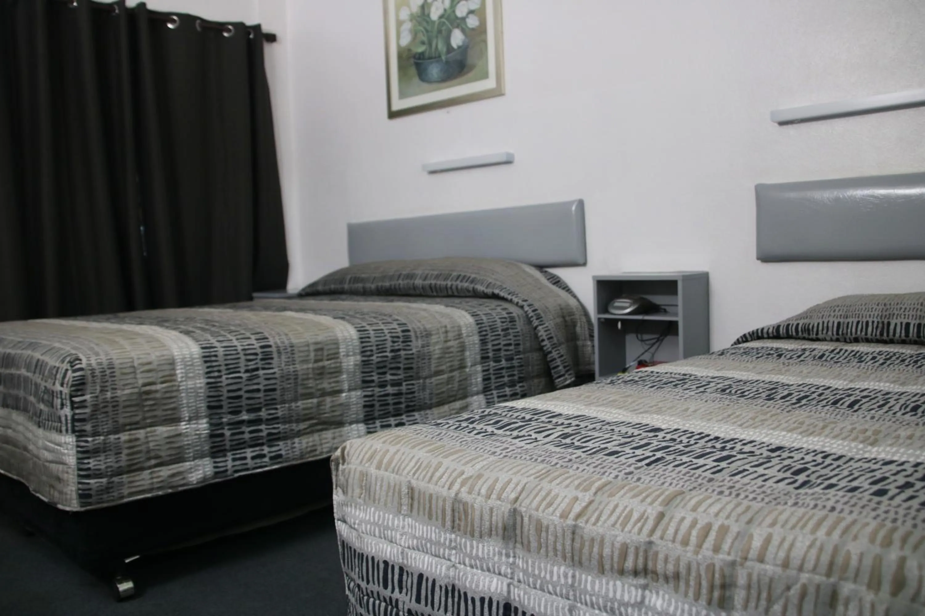 Bed in Bourbong St Motel